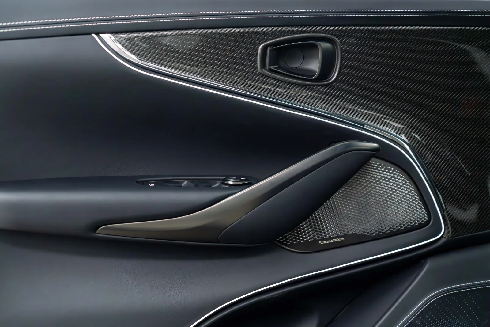 2026 Aston Martin DBX S, 16/17