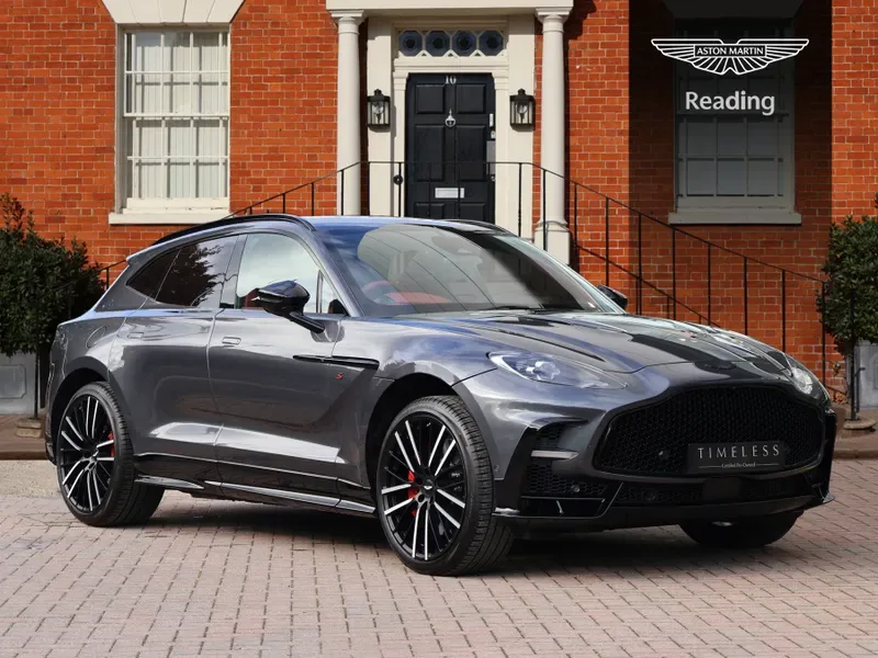 2026 Aston Martin DBX S en un concesionario especializado de Pangbourne, Reino Unido, foto principal