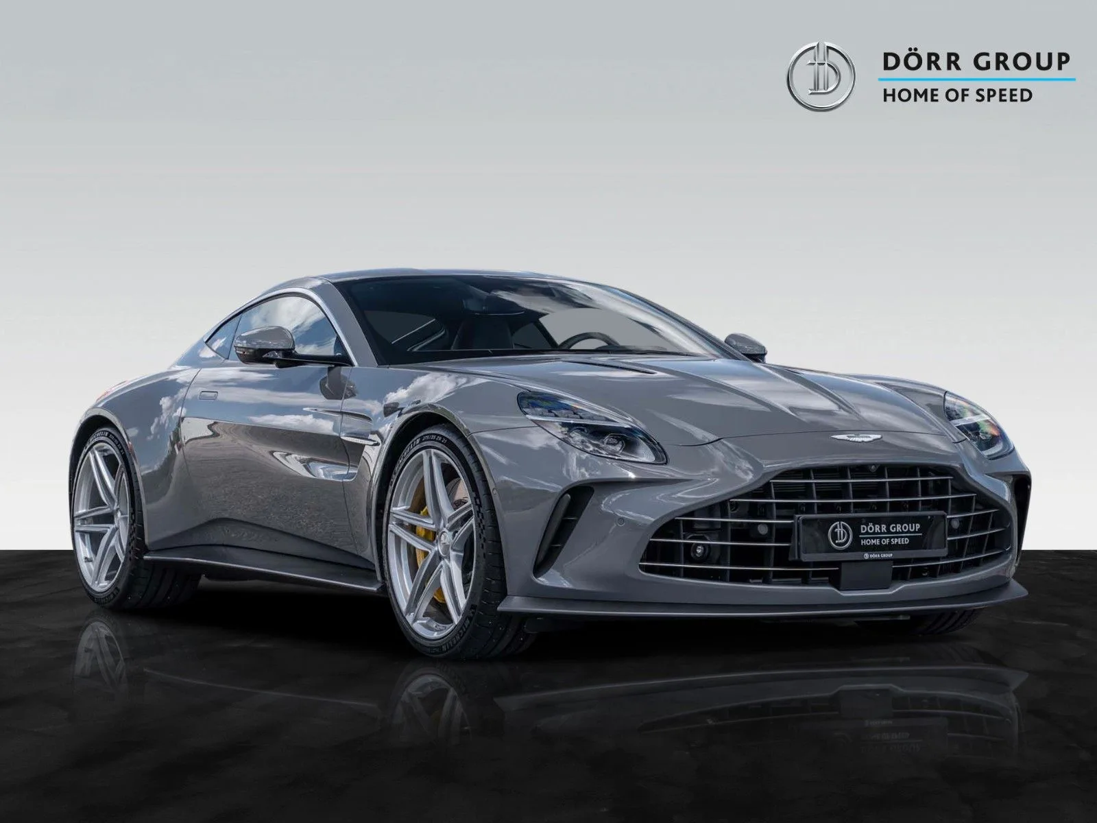 2026 Aston Martin V8 Vantage proposée par un concessionnaire agréé à Hockenheim, Allemagne, photo principale