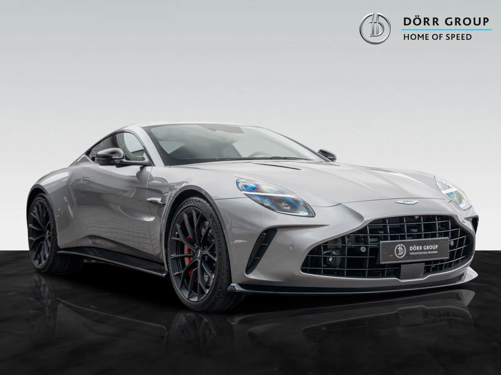 2026 Aston Martin V8 Vantage proposée par un concessionnaire agréé à Hockenheim, Allemagne, photo principale