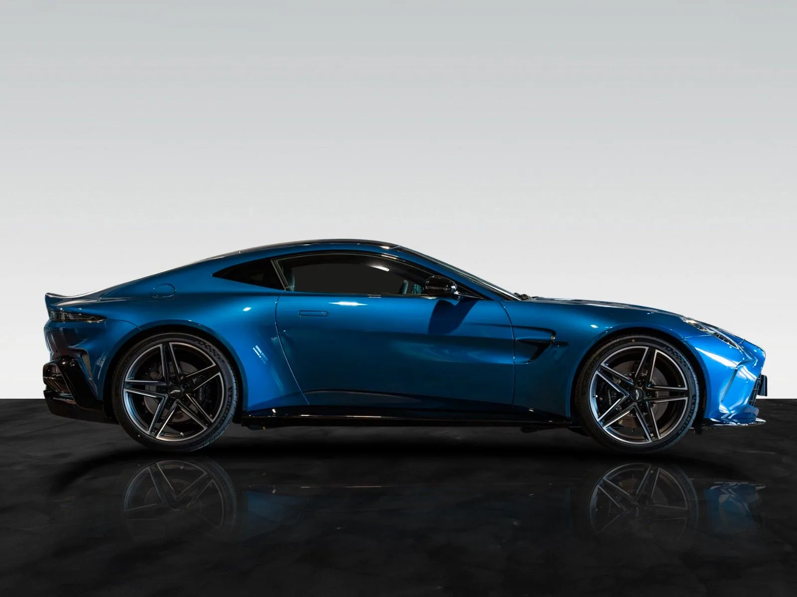 2026 Aston Martin V8 Vantage, 7/28