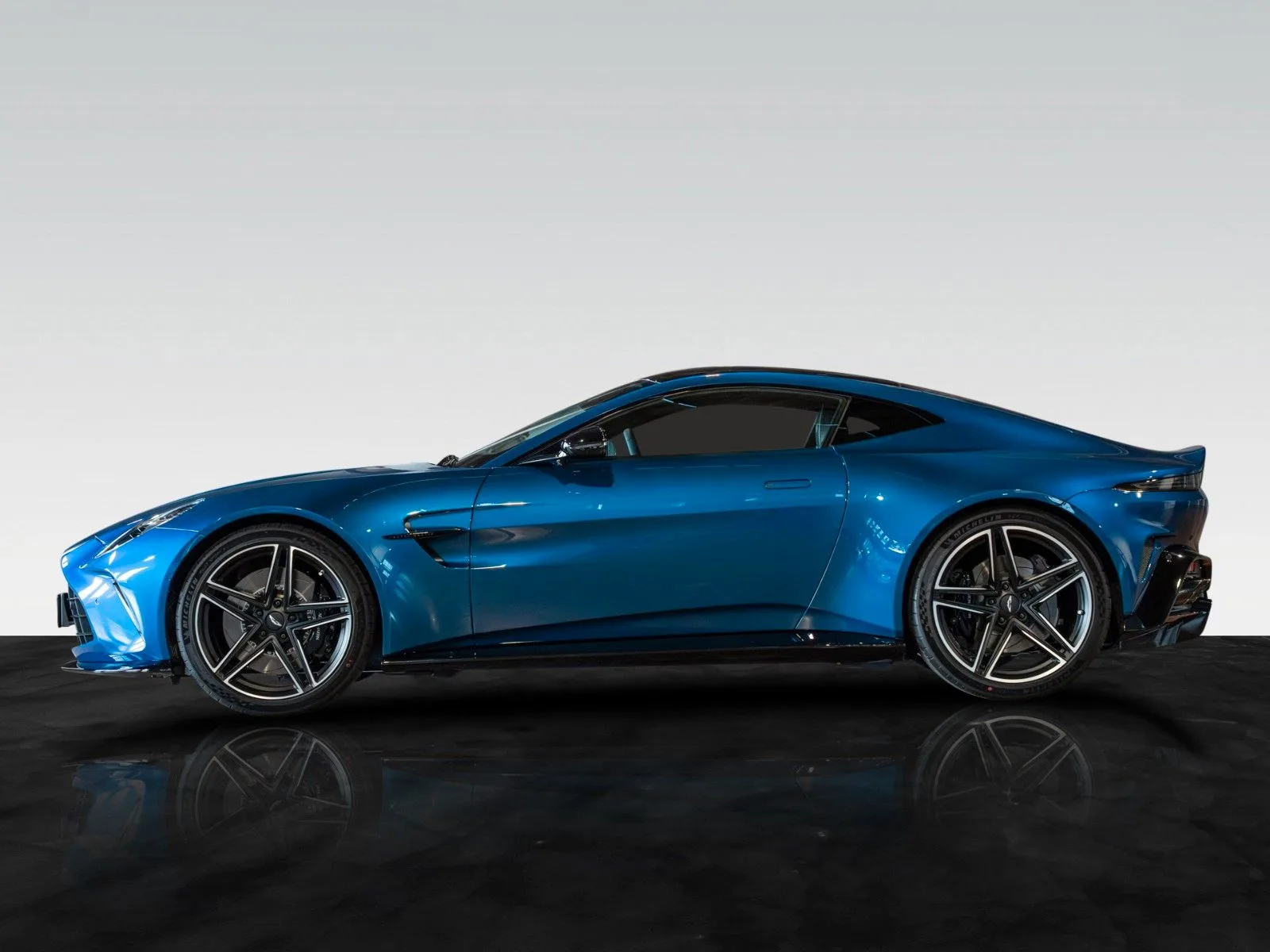 2026 Aston Martin V8 Vantage, 8/28