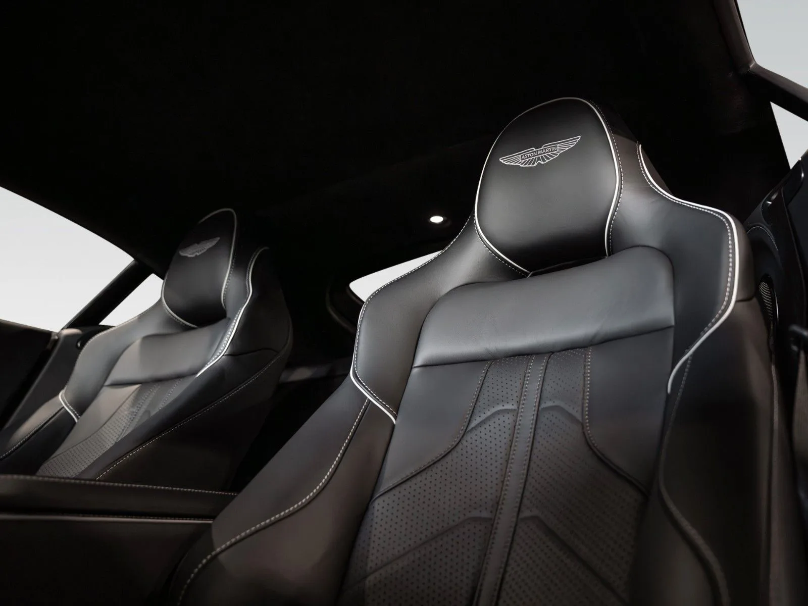 2026 Aston Martin V8 Vantage, 18/28