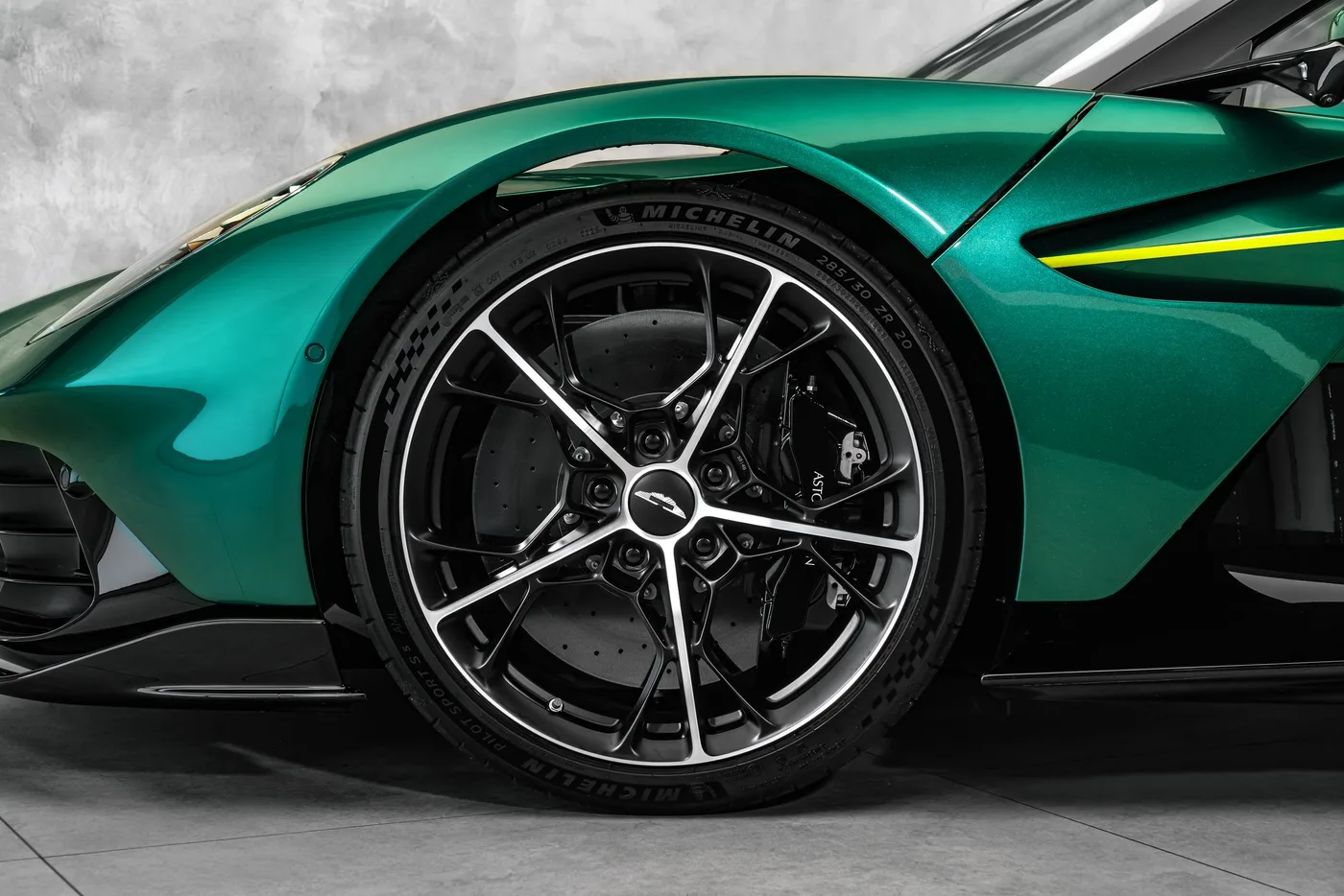 2026 Aston Martin Valhalla angeboten von einem Fachhändler in Ostrava, Tschechien, Foto 2 von 15