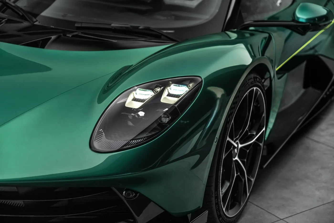 2026 Aston Martin Valhalla angeboten von einem Fachhändler in Ostrava, Tschechien, Foto 10 von 15