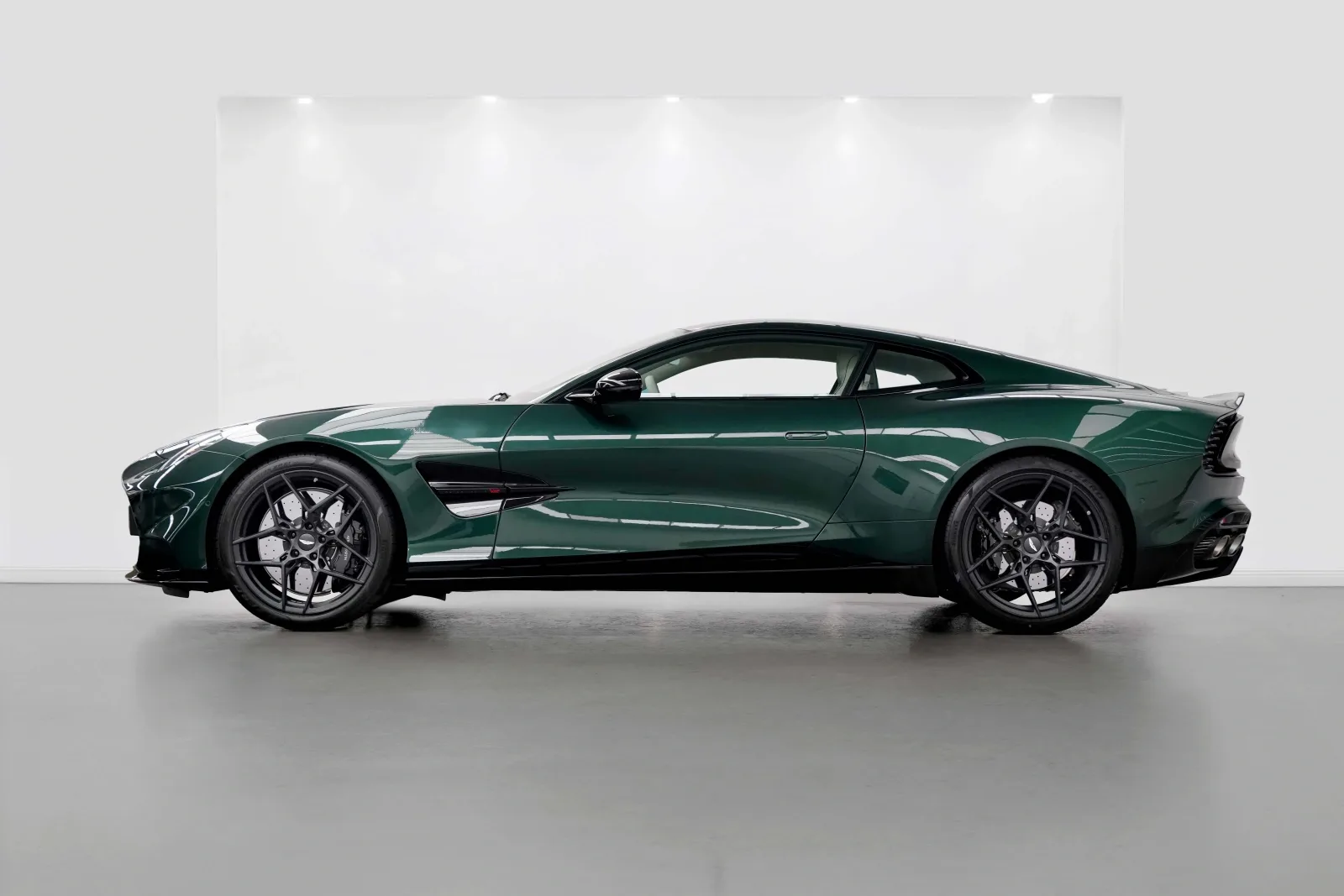 2026 Aston Martin Vanquish, 2/15