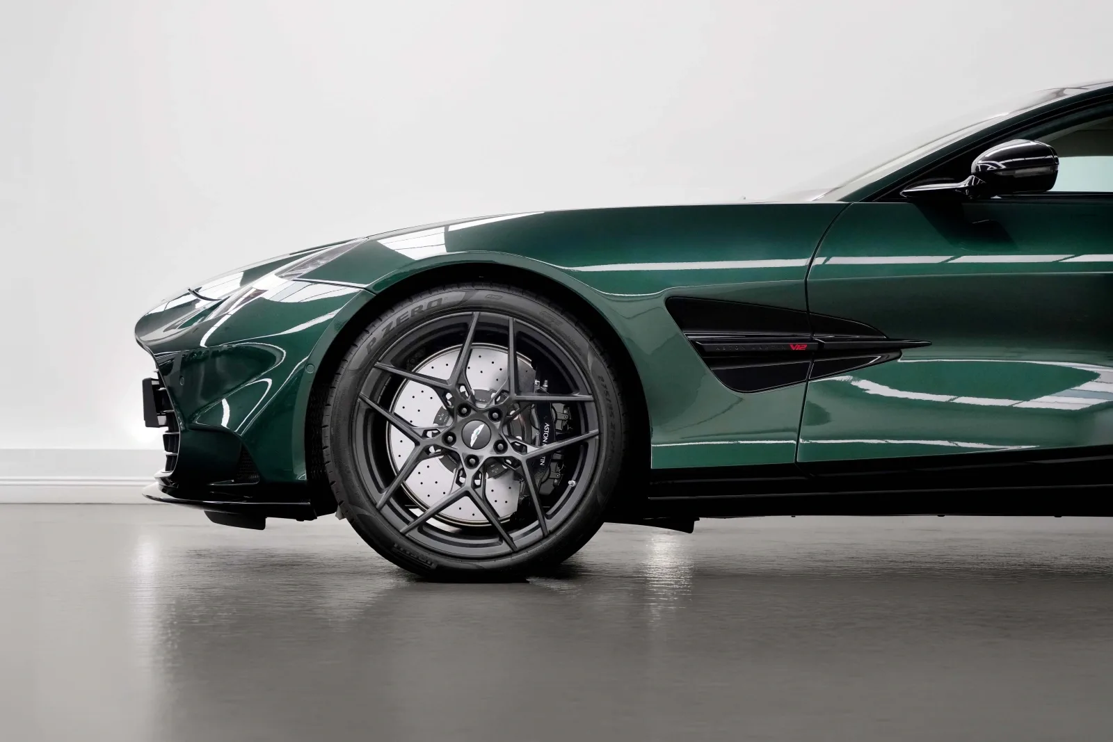 2026 Aston Martin Vanquish, 6/15