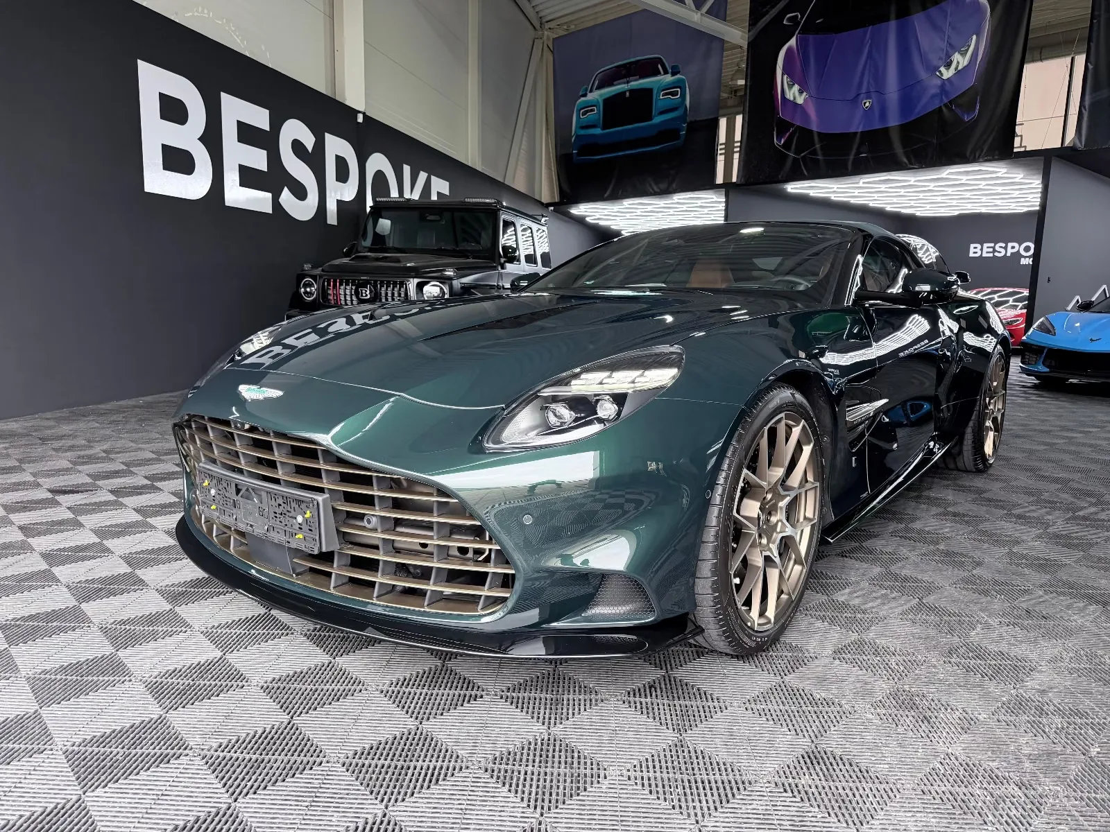 2026 Aston Martin Vanquish Volante 60th Anniversary Edition proposée par un concessionnaire spécialisé à Bratislava, Slovaquie, photo principale