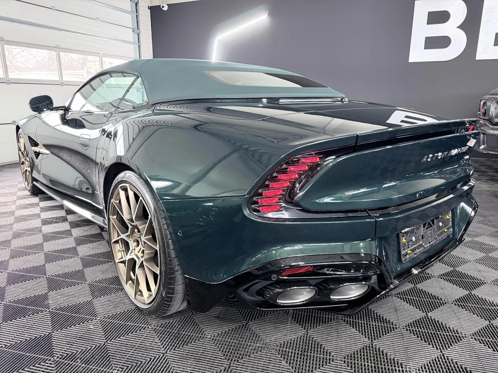2026 Aston Martin Vanquish Volante 60th Anniversary Edition, 3/28