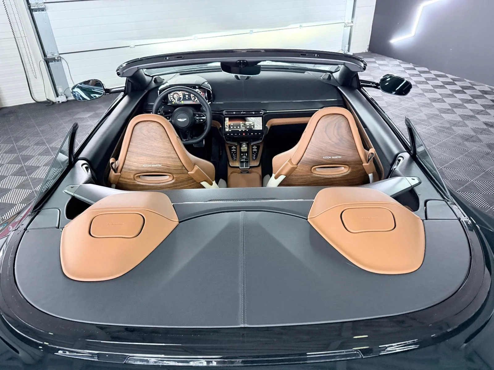 2026 Aston Martin Vanquish Volante 60th Anniversary Edition, 9/28