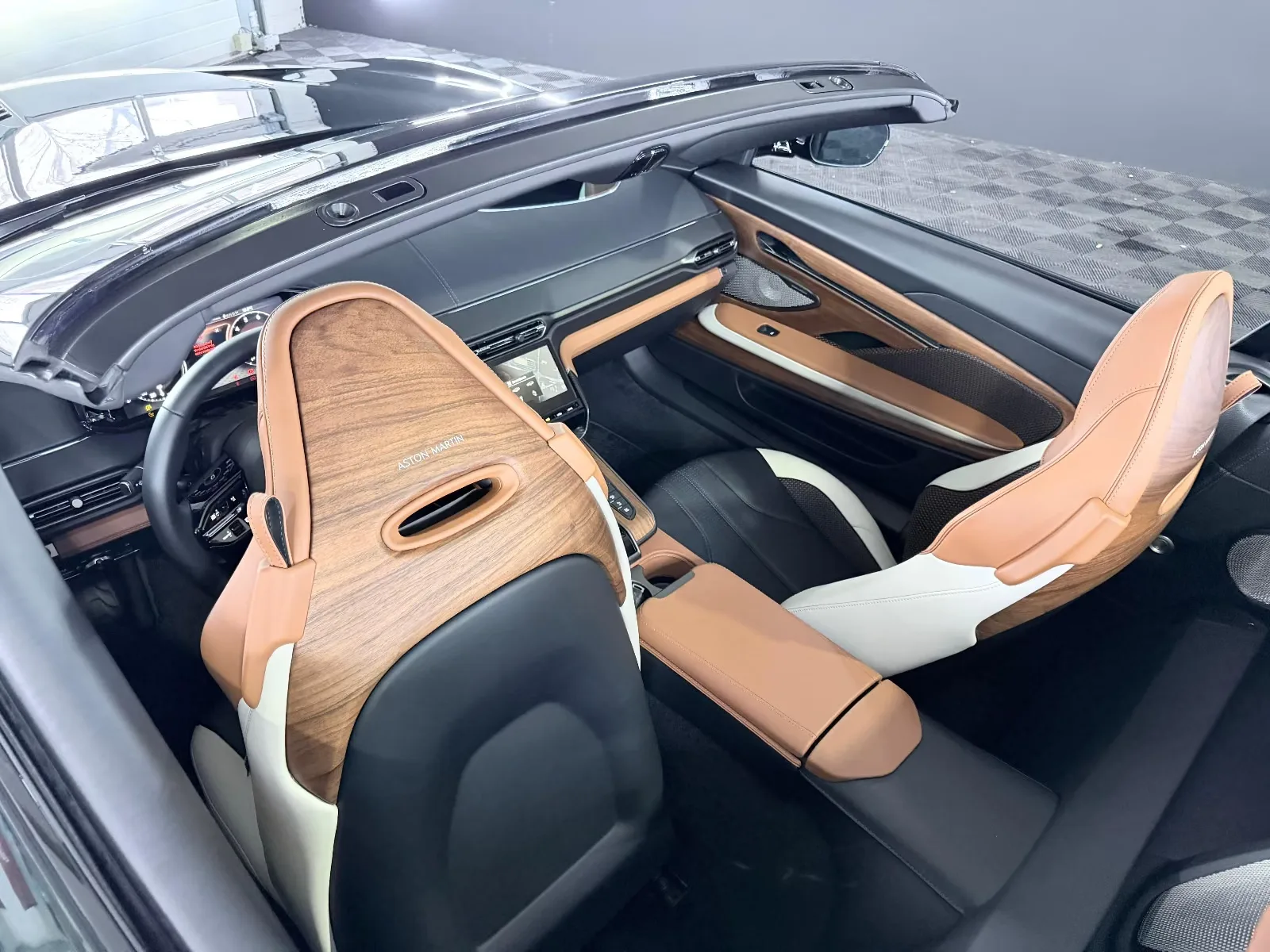 2026 Aston Martin Vanquish Volante 60th Anniversary Edition, 10/28