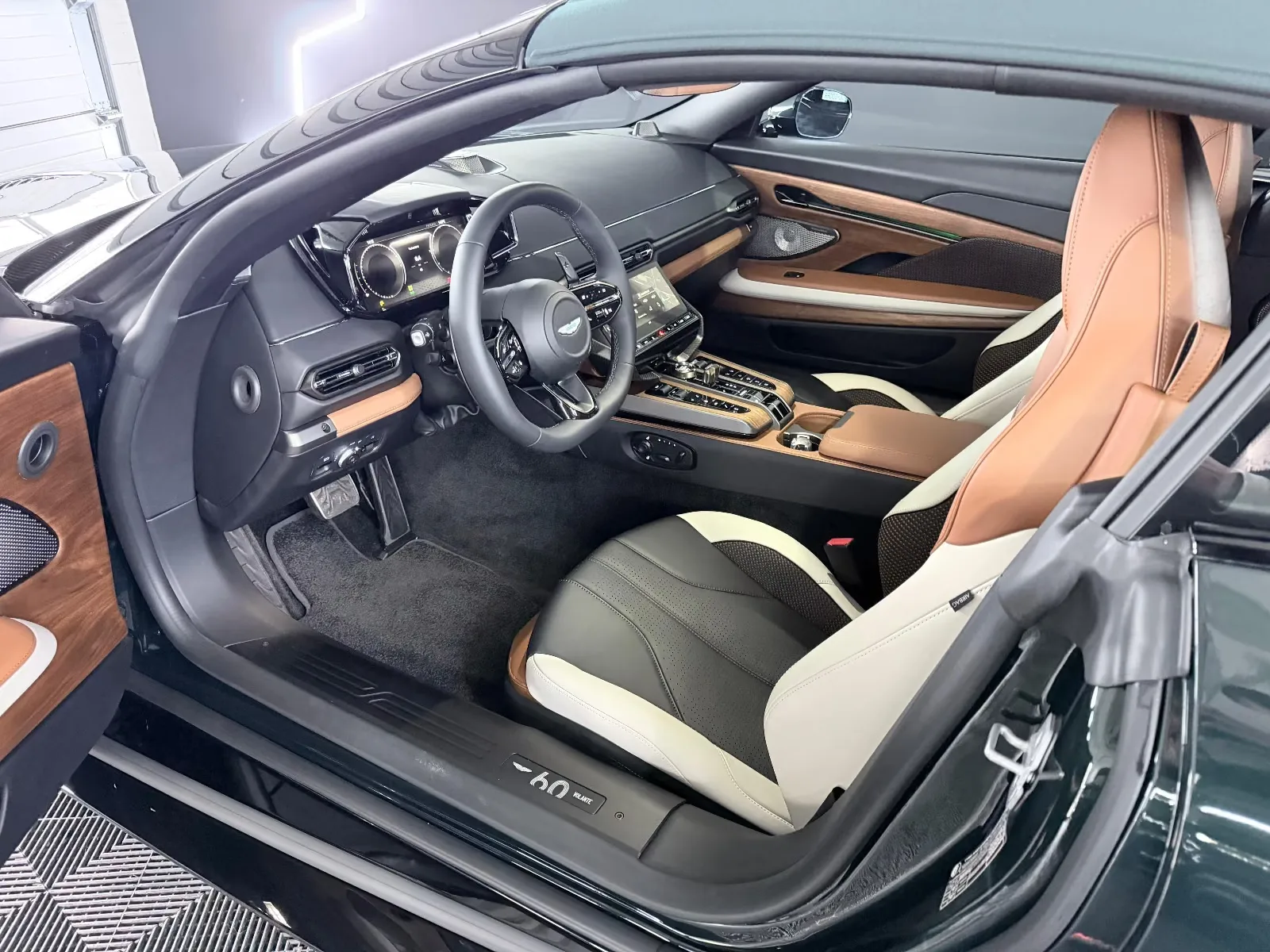 2026 Aston Martin Vanquish Volante 60th Anniversary Edition, 14/28