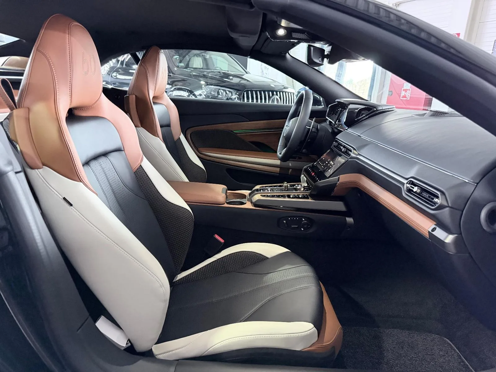 2026 Aston Martin Vanquish Volante 60th Anniversary Edition, 18/28