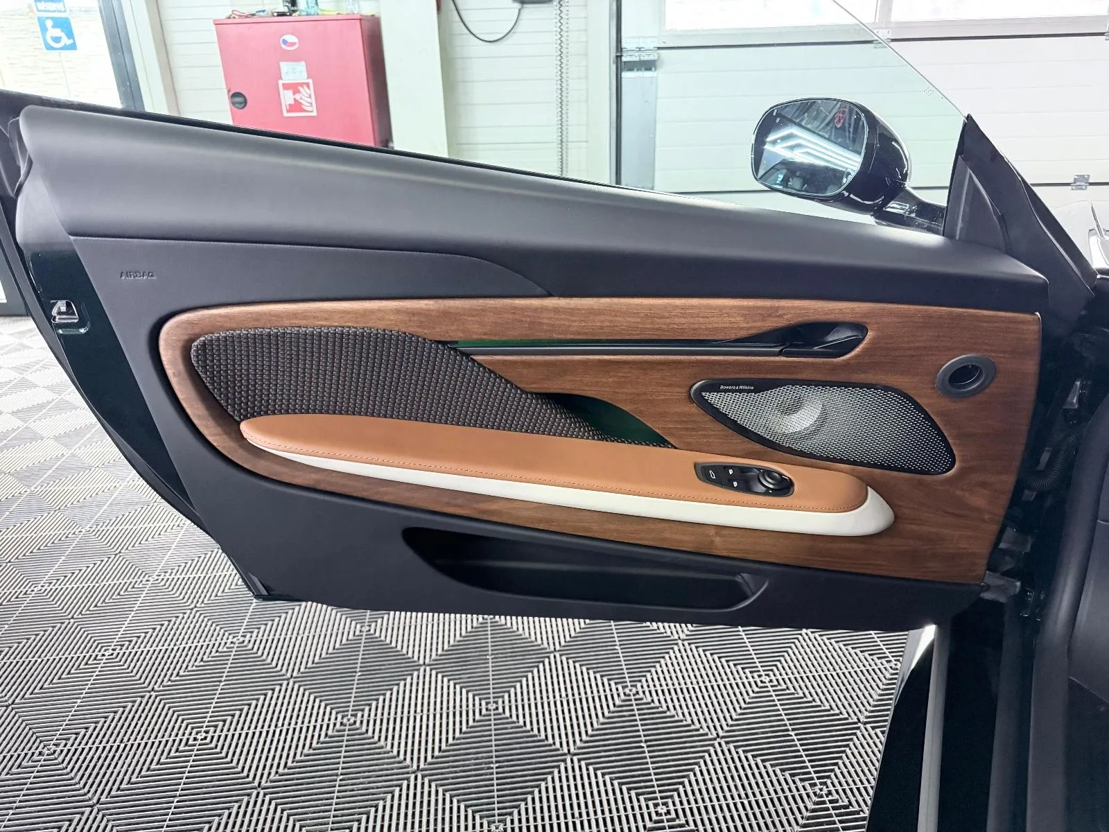 2026 Aston Martin Vanquish Volante 60th Anniversary Edition, 24/28