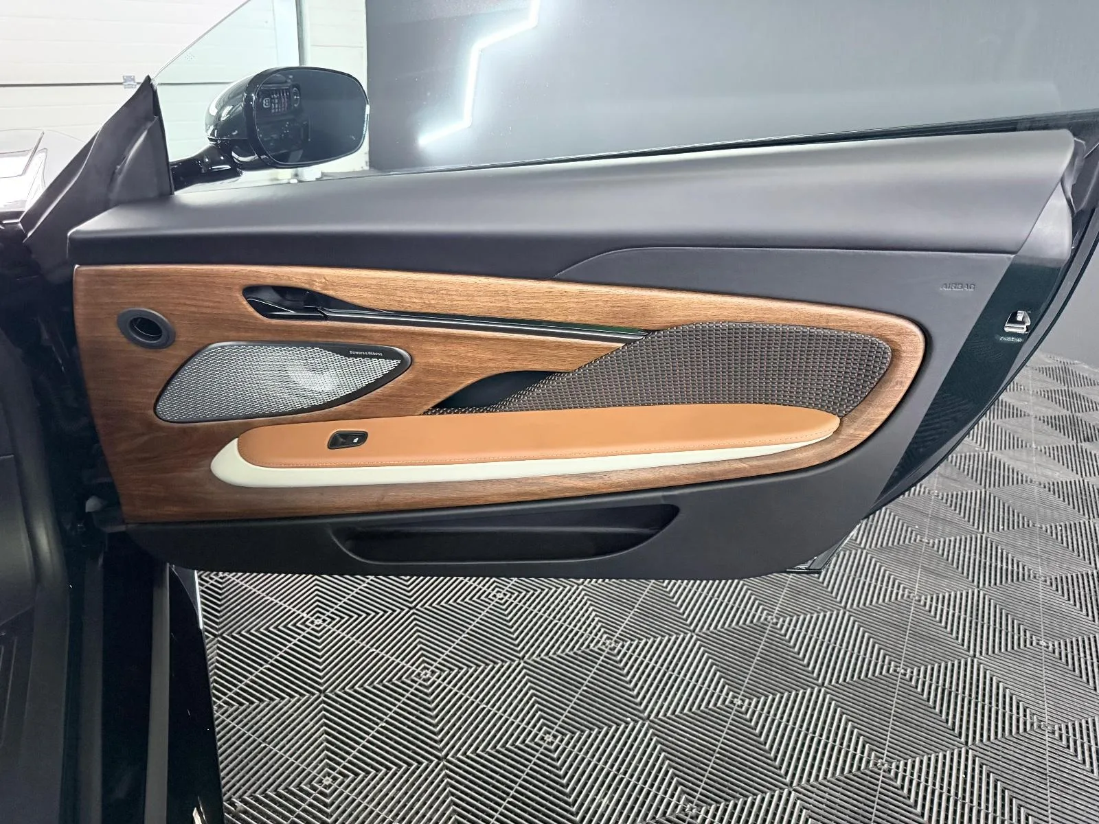 2026 Aston Martin Vanquish Volante 60th Anniversary Edition, 26/28