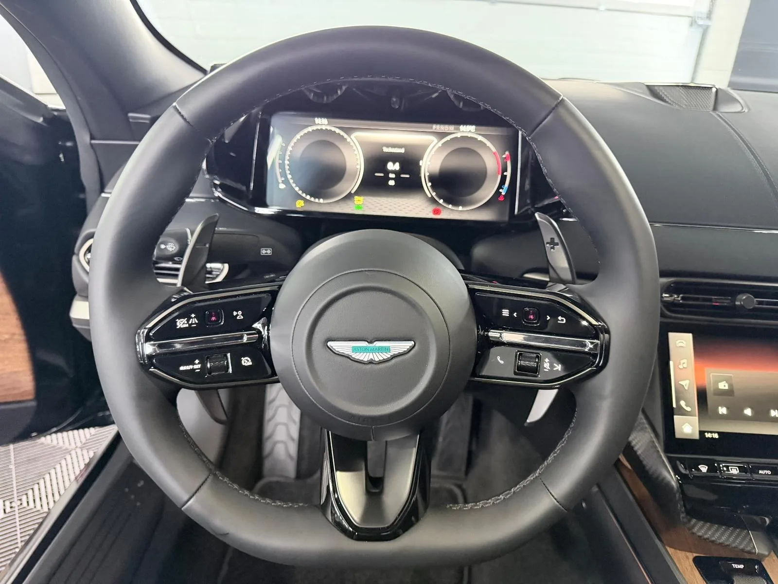 2026 Aston Martin Vanquish Volante 60th Anniversary Edition, 27/28
