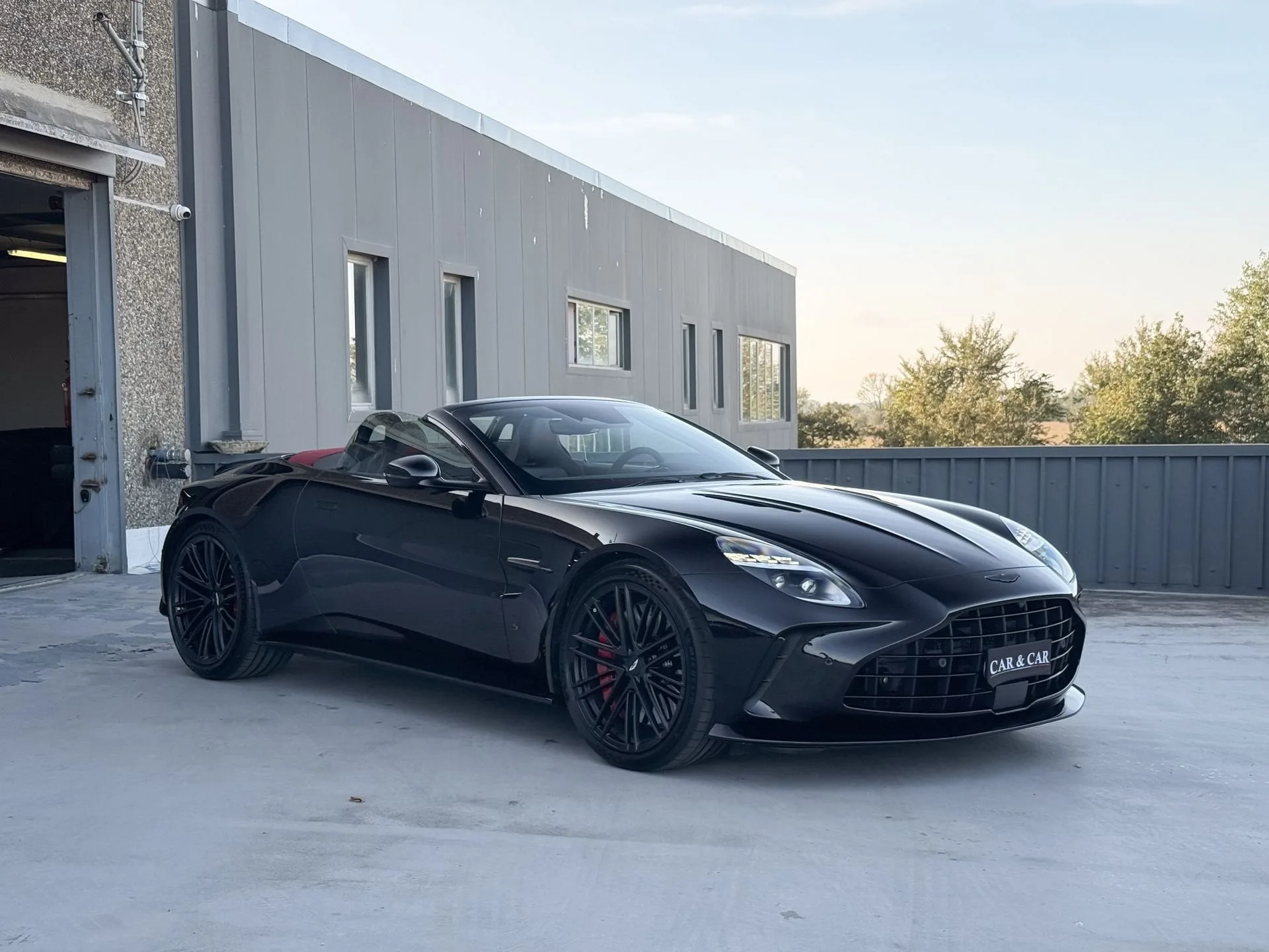 2026 Aston Martin Vantage angeboten von einem Fachhändler in Zibido San Giacomo, Italien, Hauptfoto