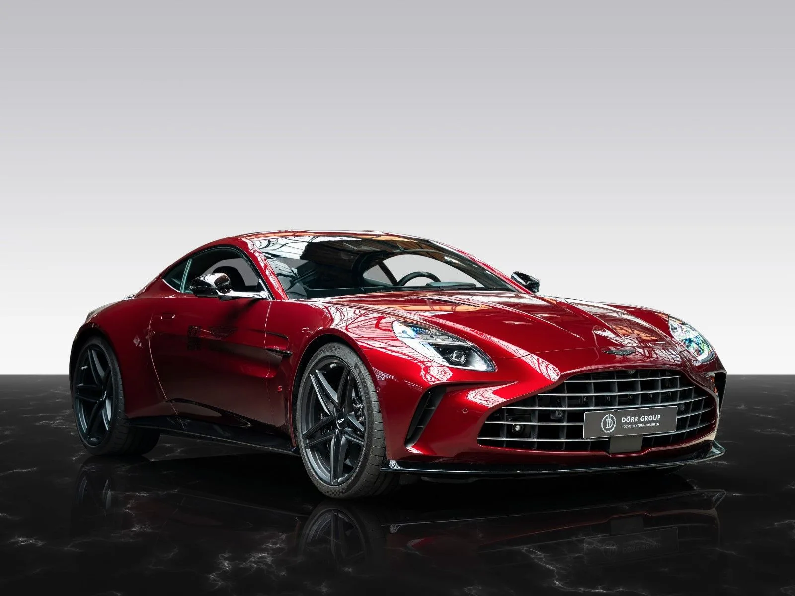 2026 Aston Martin Vantage S proposée par un concessionnaire agréé à Düsseldorf, Allemagne, photo principale