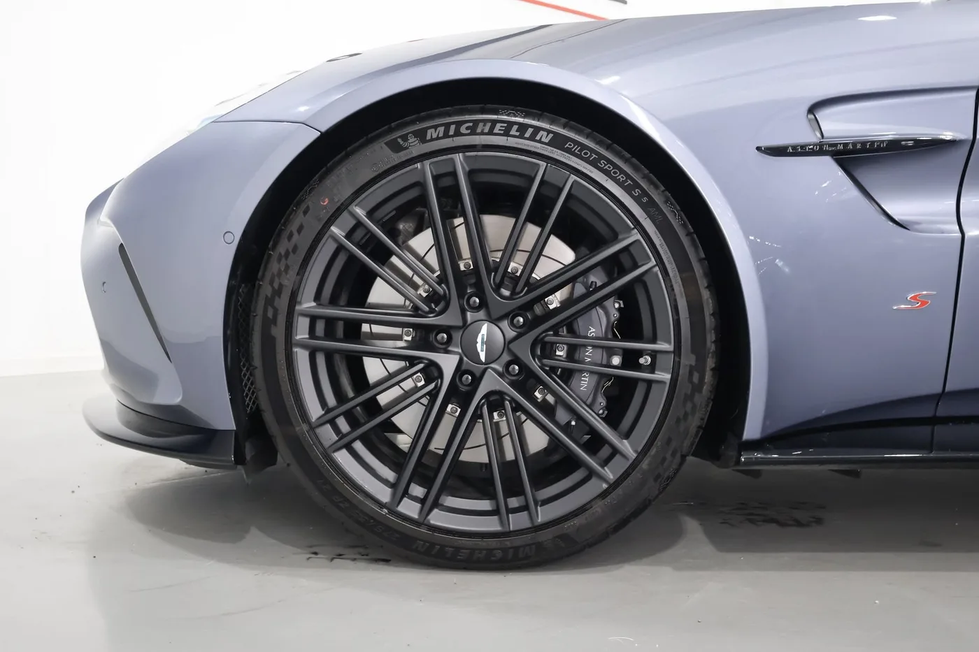 2026 Aston Martin Vantage S, Roadster offered by a supercar dealer in Zibido San Giacomo, Italy, photo 7 of 24