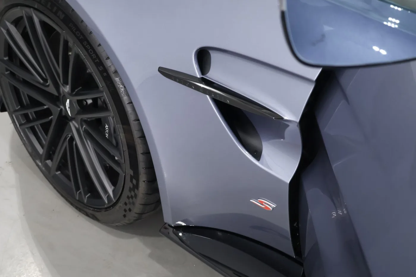 2026 Aston Martin Vantage S, Roadster offered by a supercar dealer in Zibido San Giacomo, Italy, photo 12 of 24