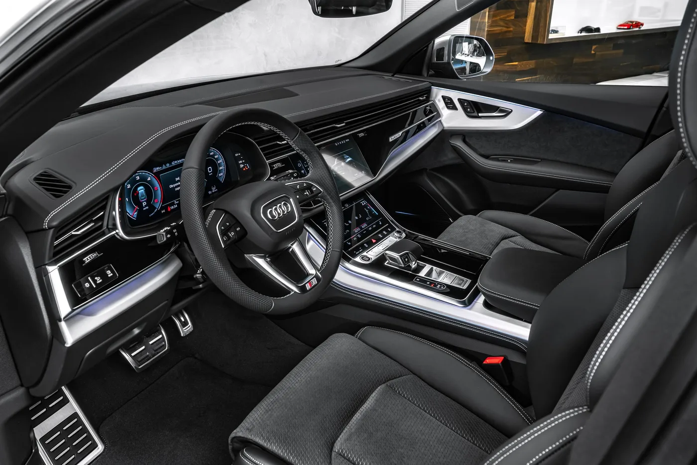 2026 Audi Q8 50 TDI, S line offered by a specialist dealer in Ostrava, Czechia, photo 12 of 15