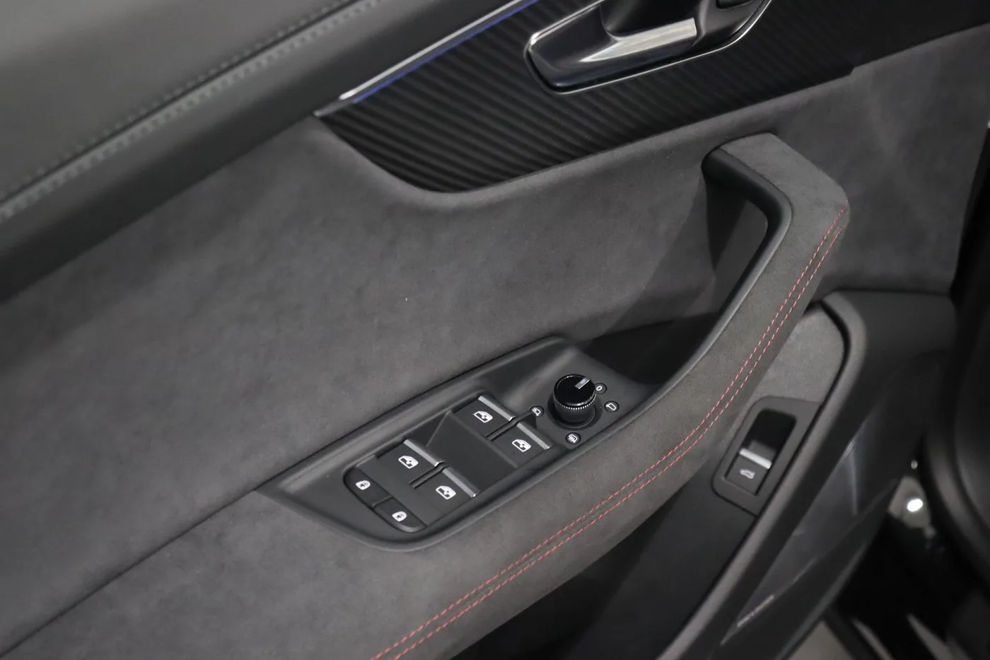 2026 Audi RS Q8 offered by a supercar dealer in Zibido San Giacomo, Italy, photo 21 of 25