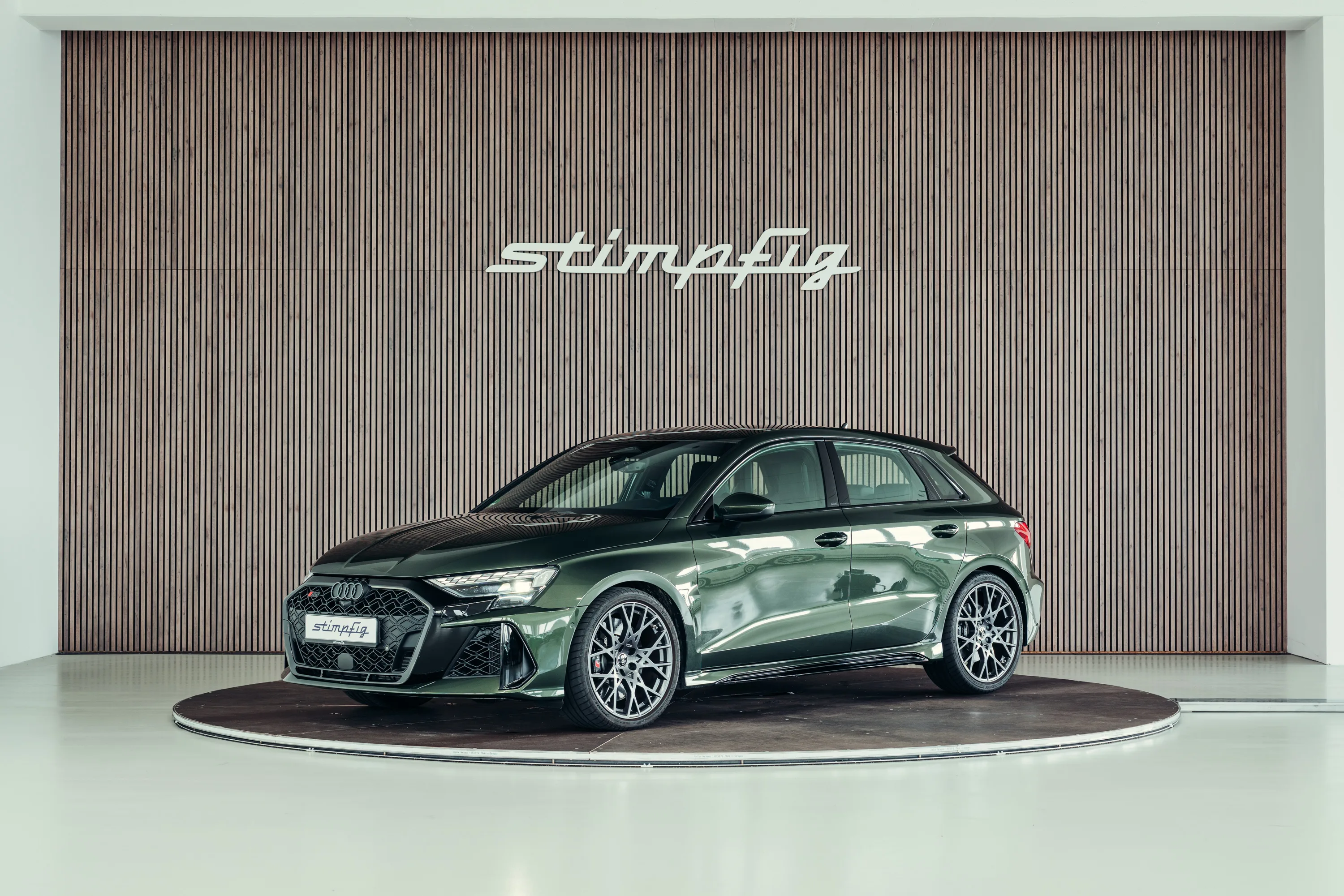 2026 Audi RS3 Sportback en un concesionario especializado de Stuttgart, Alemania, foto principal