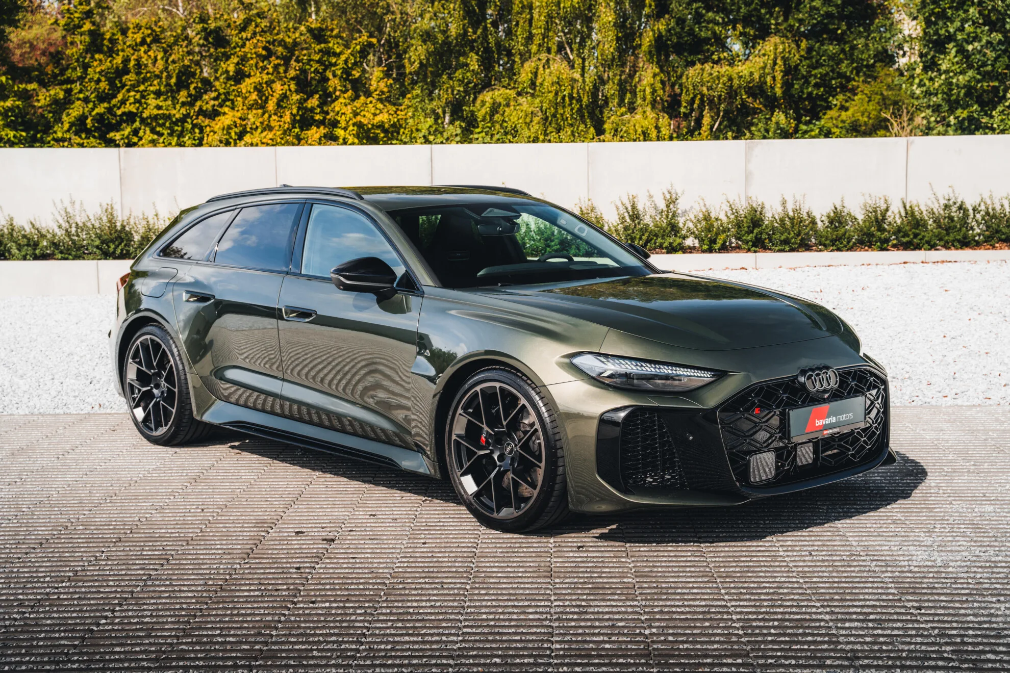 2026 Audi RS5 Avant proposta da Bavaria Motors NV a Harelbeke, Belgio, vista anteriore a tre quarti