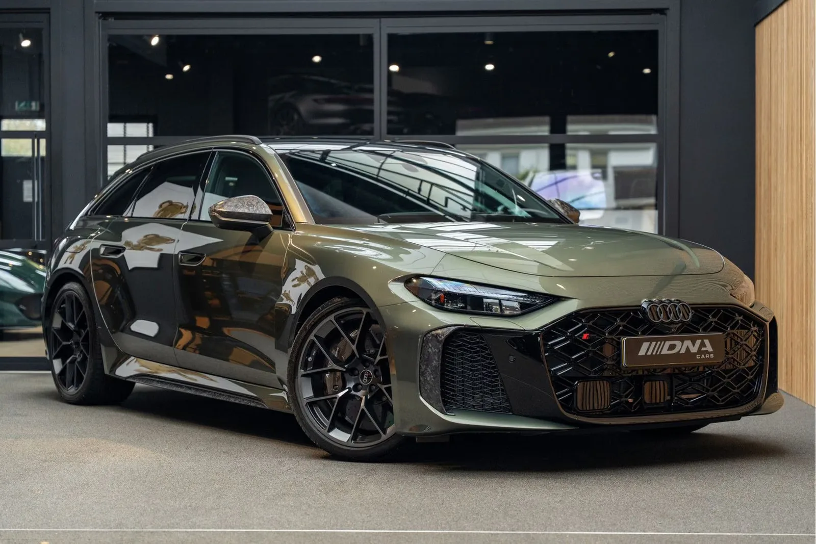 2026 Audi RS5 Avant B10 PHEV en un concesionario especializado de Naarden, Países Bajos, foto principal