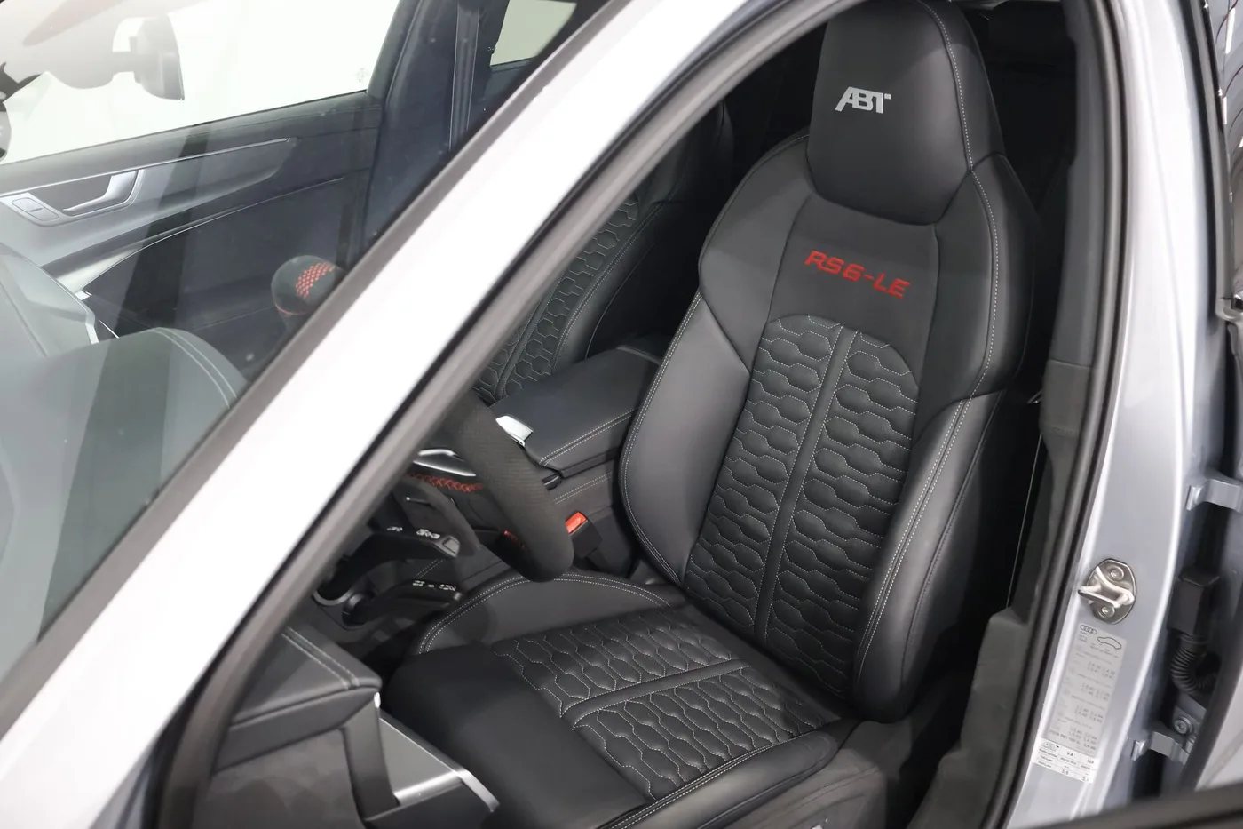 2026 Audi RS6 Avant angeboten von einem Supersportwagenhändler in Zibido San Giacomo, Italien, Foto 8 von 25