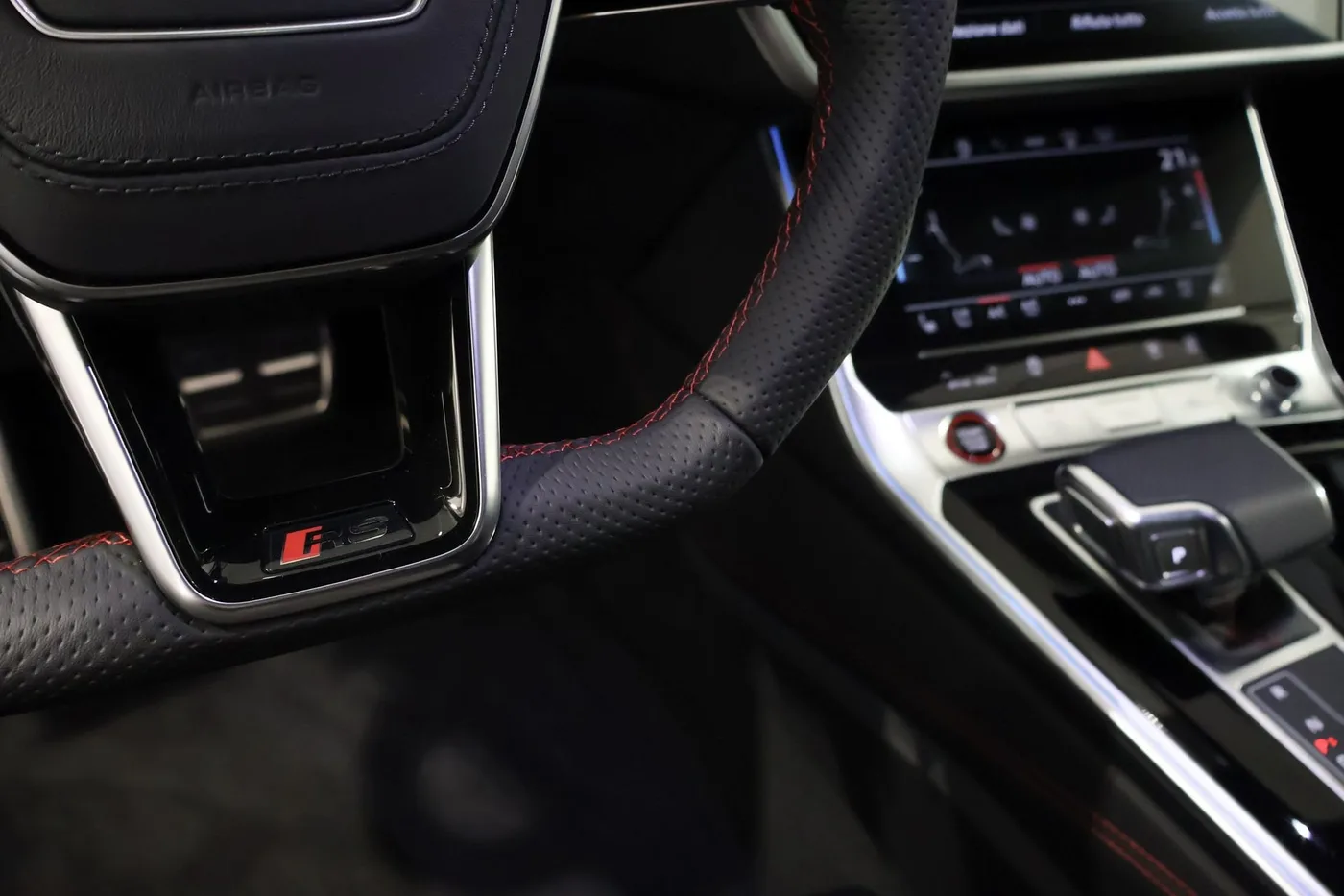 2026 Audi RS6 Avant performance angeboten von einem Supersportwagenhändler in Zibido San Giacomo, Italien, Foto 16 von 25
