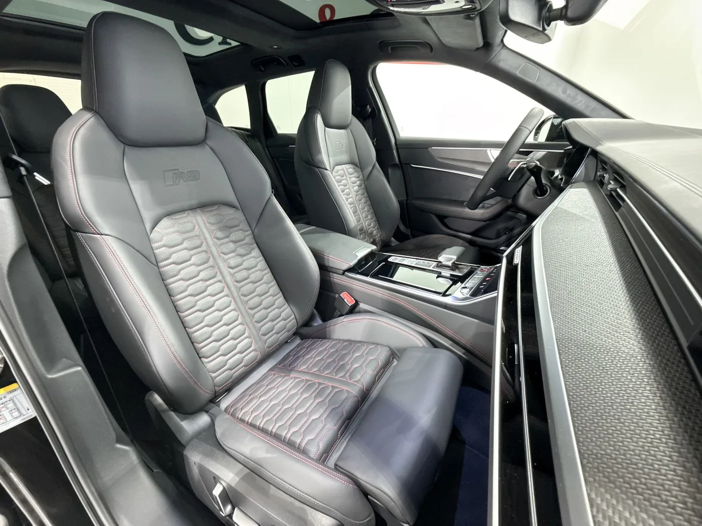 2026 Audi RS6 Avant performance angeboten von einem Supersportwagenhändler in Zibido San Giacomo, Italien, Foto 21 von 25