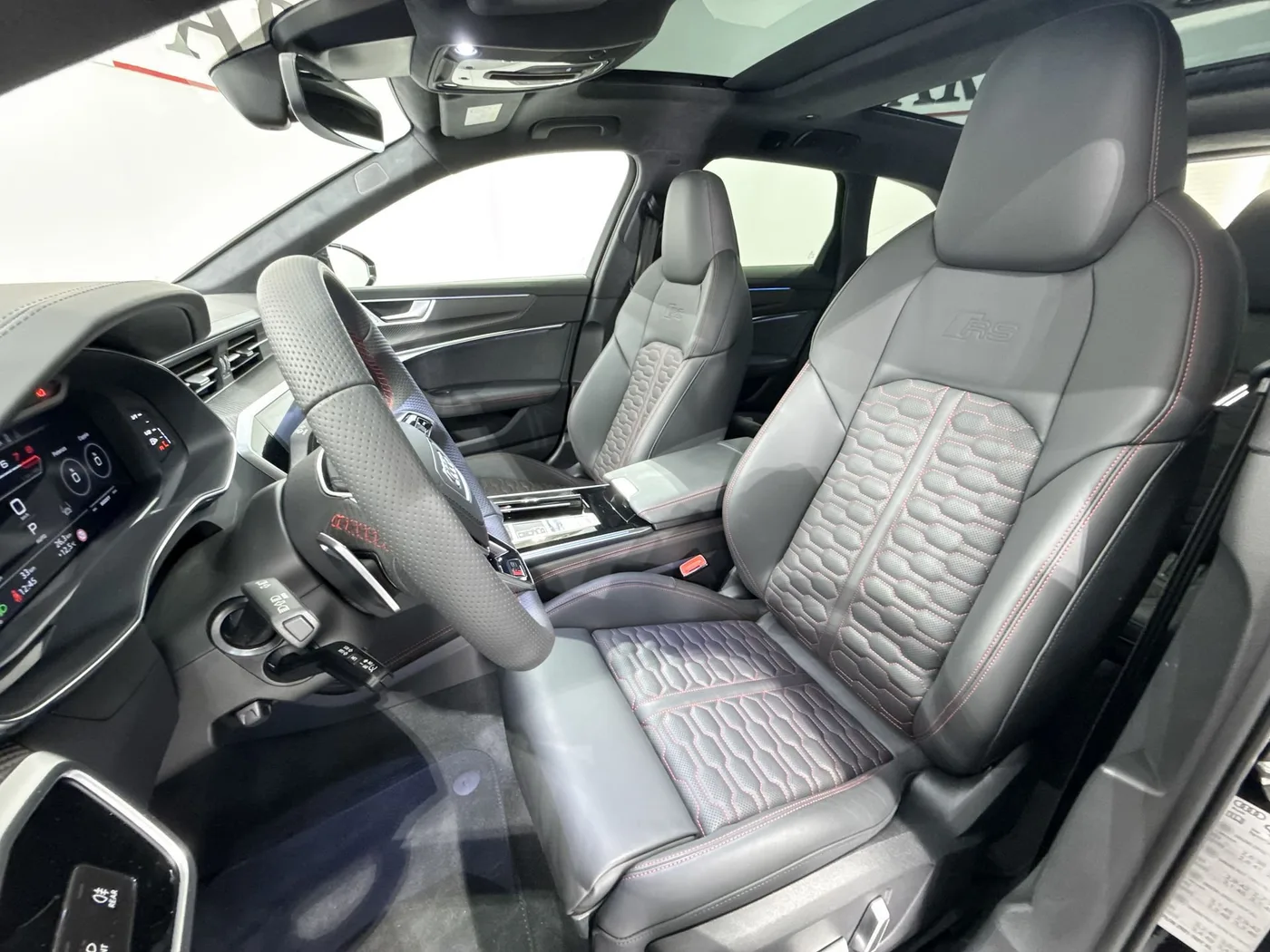 2026 Audi RS6 Avant performance angeboten von einem Supersportwagenhändler in Zibido San Giacomo, Italien, Foto 24 von 25