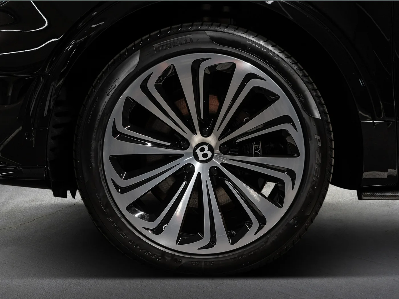 2026 Bentley Bentayga Azure Hybrid proposée par un concessionnaire agréé Bentley à Leusden, Pays-Bas, photo 8 sur 25