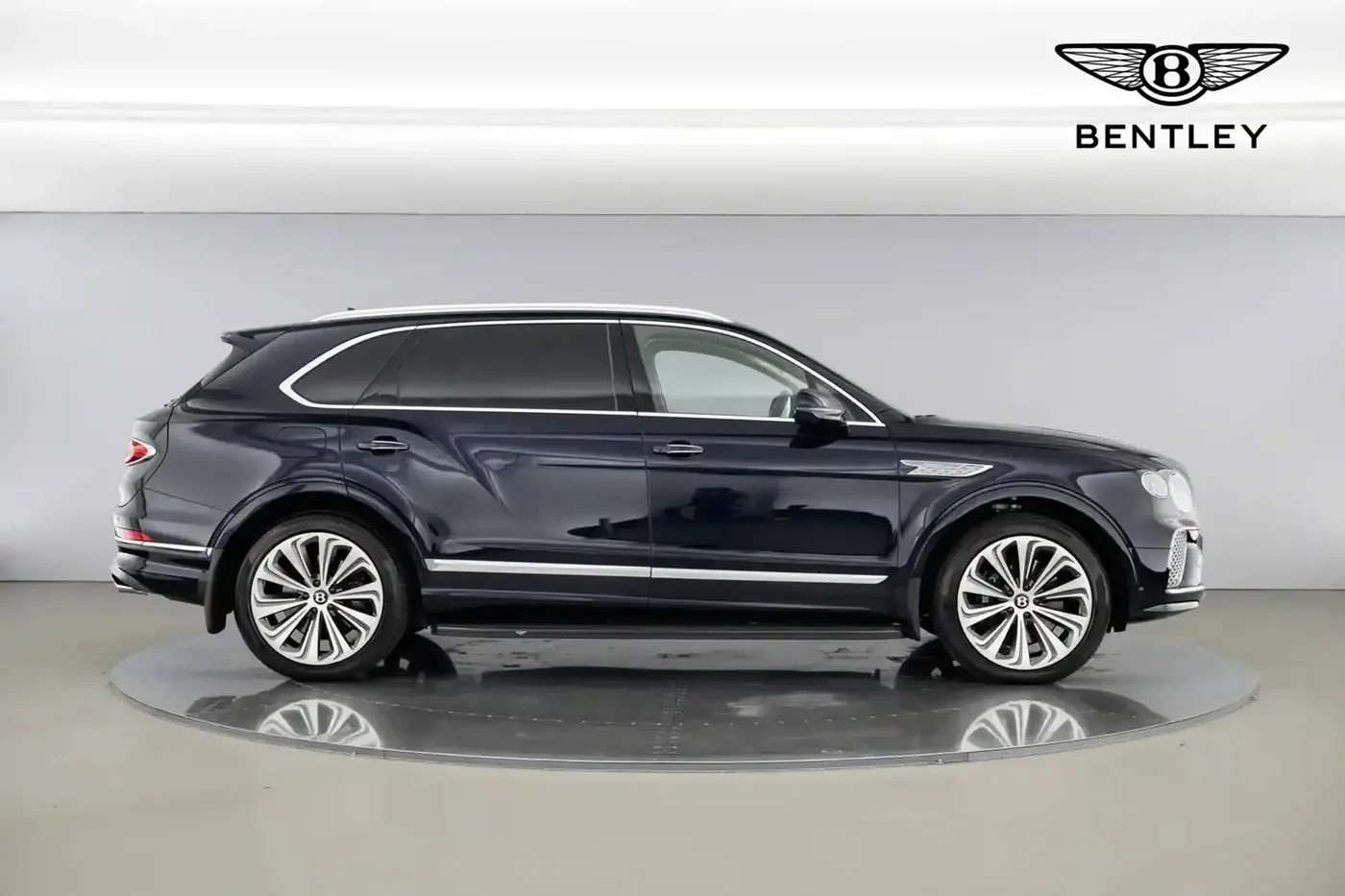 2026 Bentley Bentayga EWB proposée par un groupe de concessions agréées à Hatfield, Royaume-Uni, photo 3 sur 25