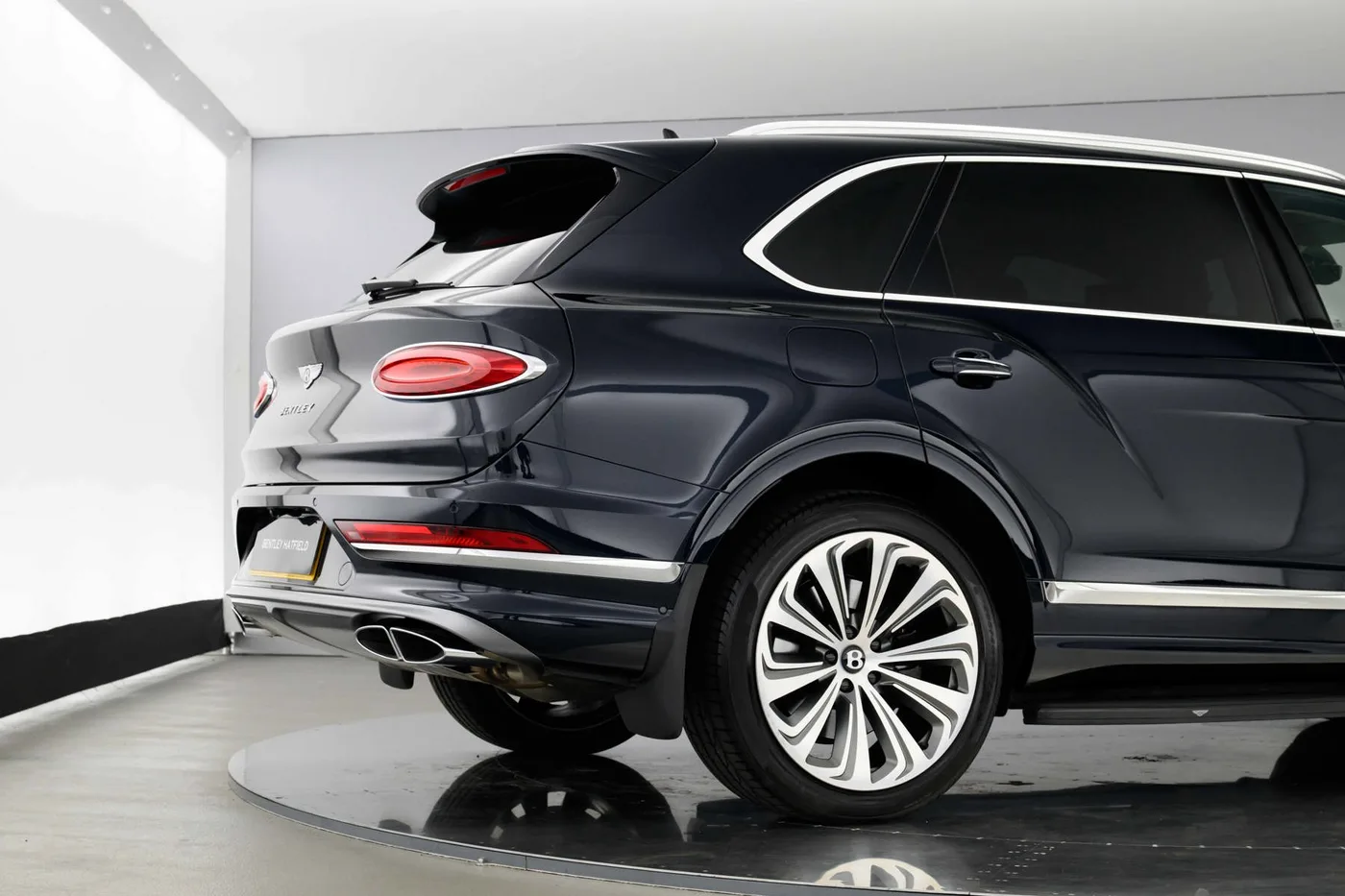 2026 Bentley Bentayga EWB proposée par un groupe de concessions agréées à Hatfield, Royaume-Uni, photo 13 sur 25