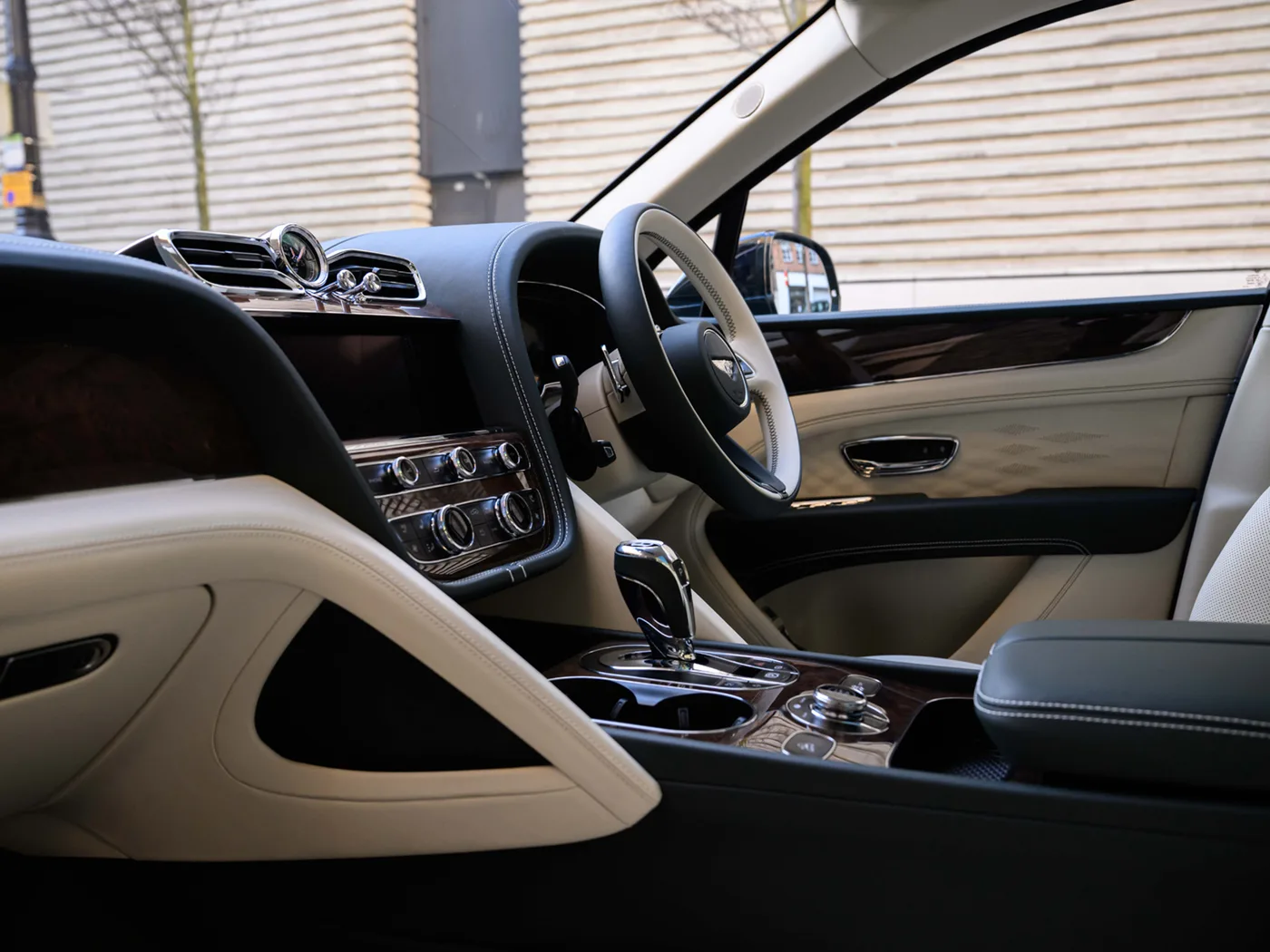 2026 Bentley Bentayga EWB Azure angeboten von einer Vertragshändlergruppe in London, Vereinigtes Königreich, Foto 2 von 25