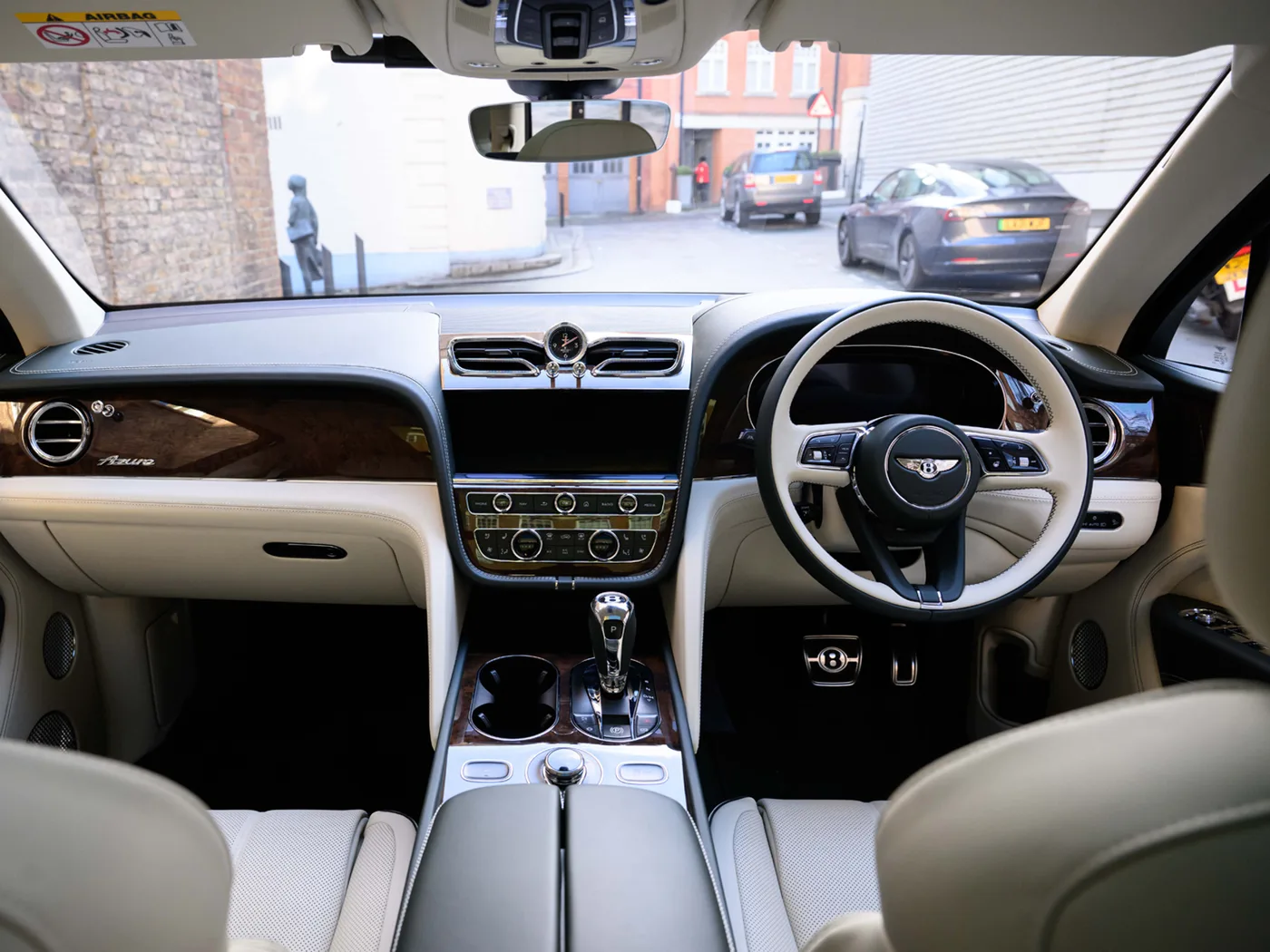2026 Bentley Bentayga EWB Azure angeboten von einer Vertragshändlergruppe in London, Vereinigtes Königreich, Foto 4 von 25