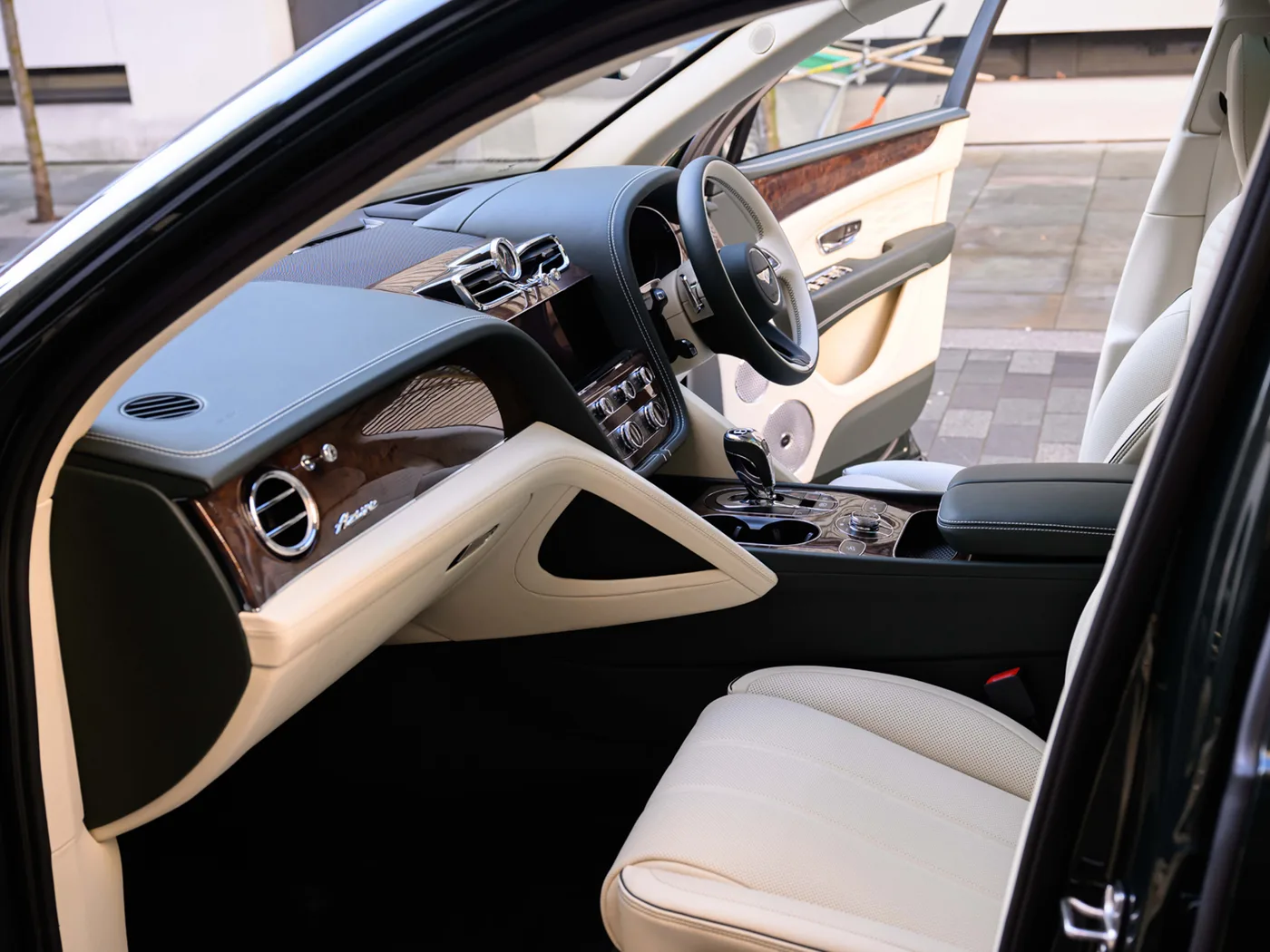 2026 Bentley Bentayga EWB Azure angeboten von einer Vertragshändlergruppe in London, Vereinigtes Königreich, Foto 8 von 25