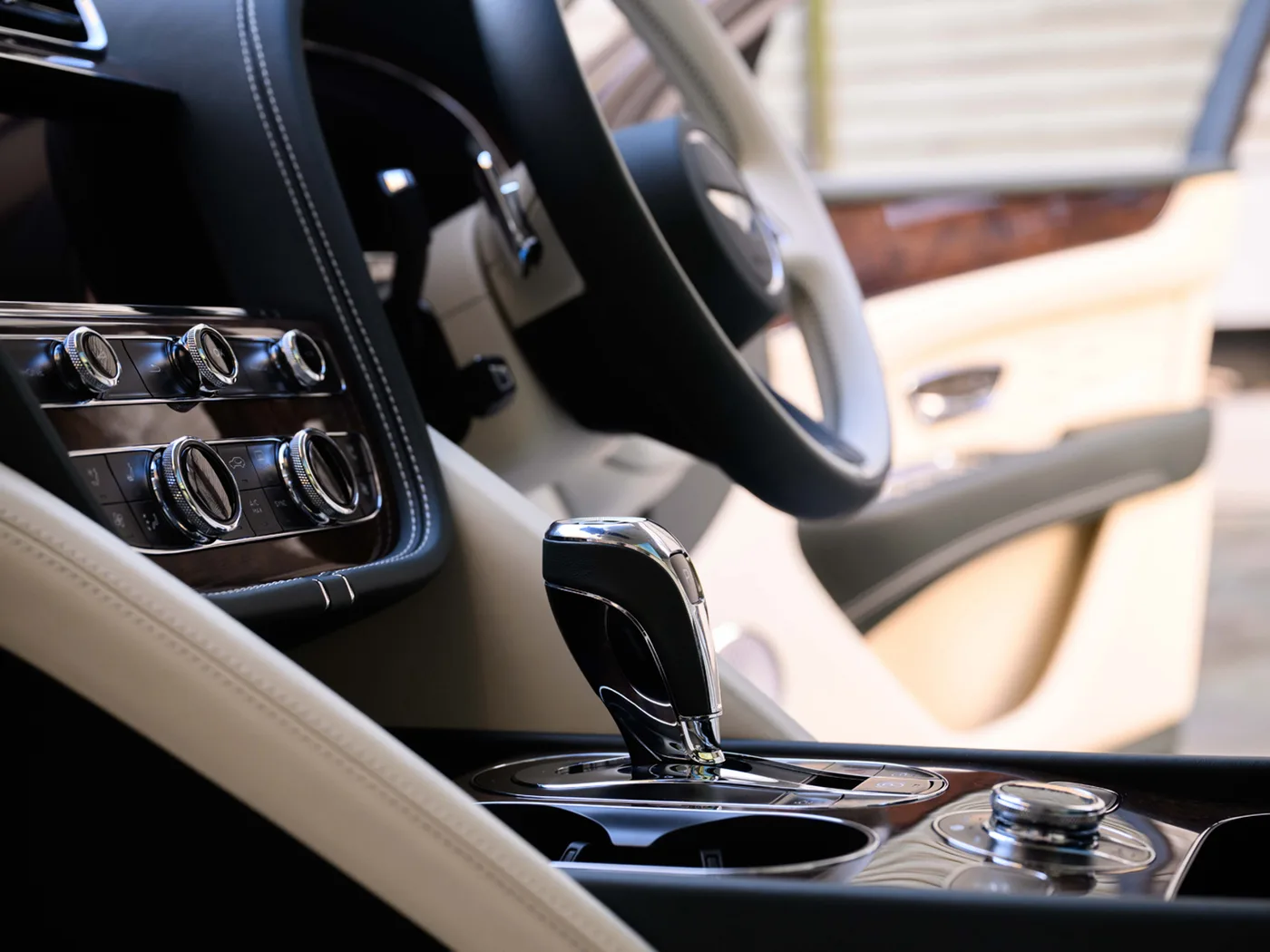 2026 Bentley Bentayga EWB Azure angeboten von einer Vertragshändlergruppe in London, Vereinigtes Königreich, Foto 12 von 25