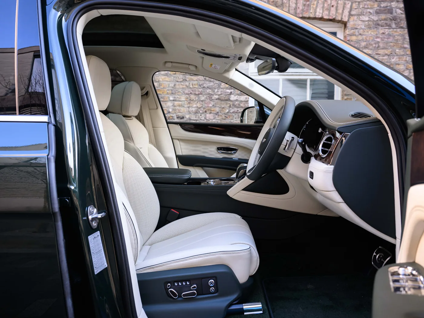 2026 Bentley Bentayga EWB Azure angeboten von einer Vertragshändlergruppe in London, Vereinigtes Königreich, Foto 17 von 25