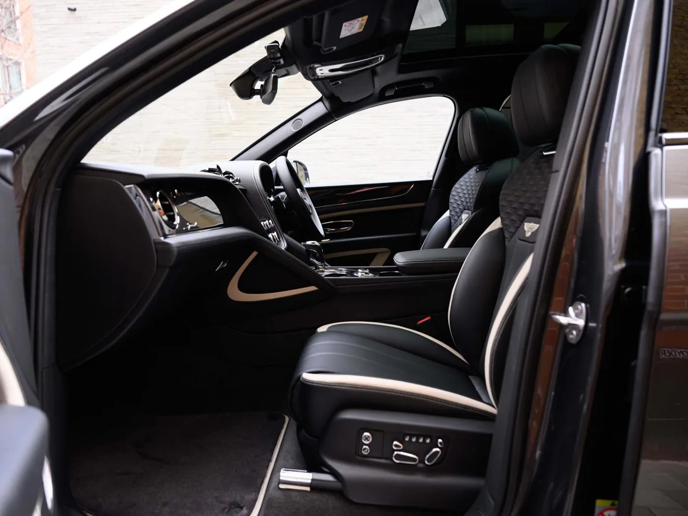 2026 Bentley Bentayga Speed proposée par un groupe de concessions agréées à London, Royaume-Uni, photo 9 sur 25