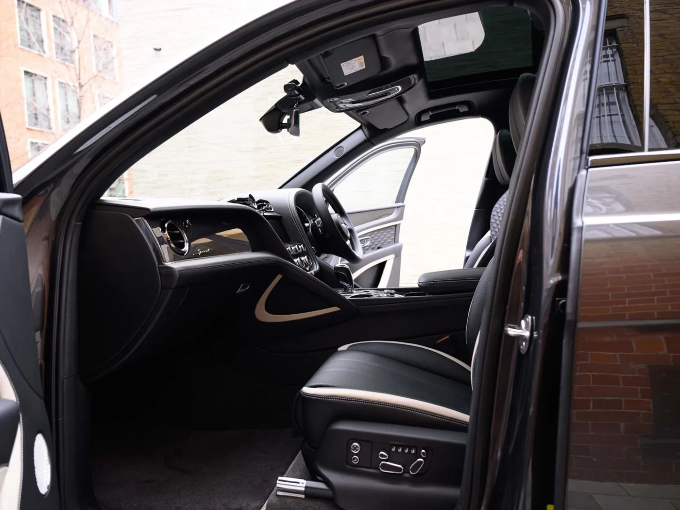 2026 Bentley Bentayga Speed proposée par un groupe de concessions agréées à London, Royaume-Uni, photo 14 sur 25