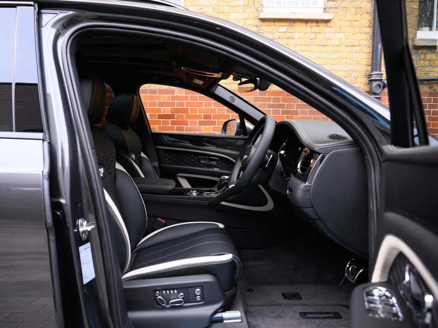 2026 Bentley Bentayga Speed proposée par un groupe de concessions agréées à London, Royaume-Uni, photo 17 sur 25