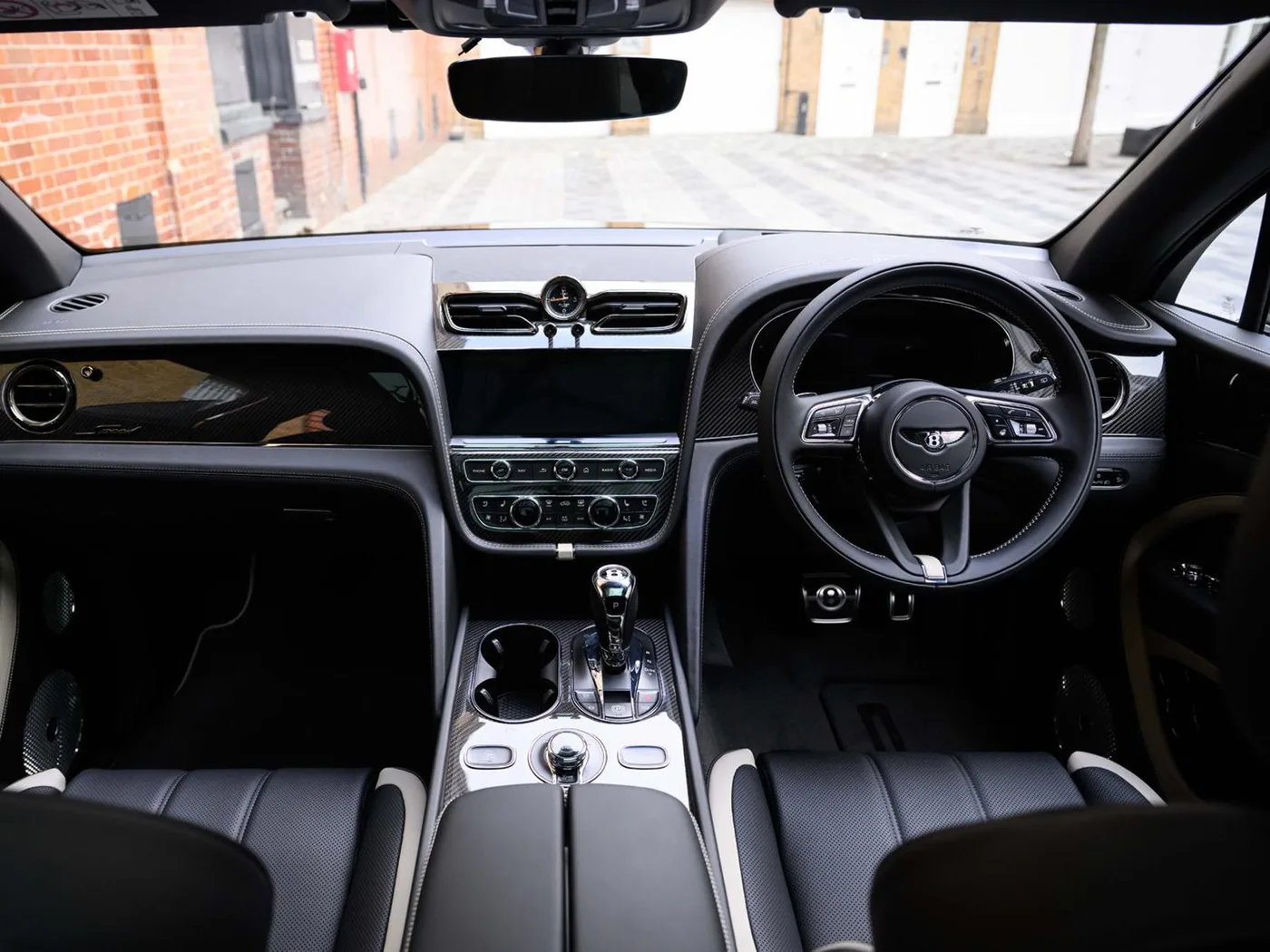 2026 Bentley Bentayga Speed proposée par un groupe de concessions agréées à London, Royaume-Uni, photo 19 sur 25