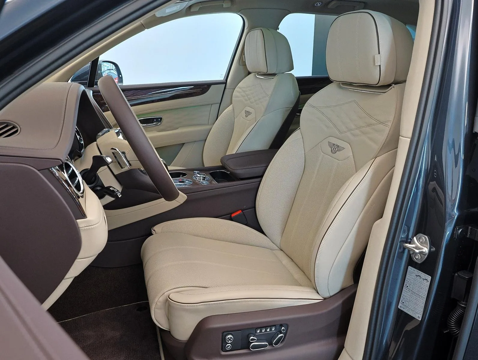 2026 Bentley Bentayga V8 Atelier Edition, 8/24