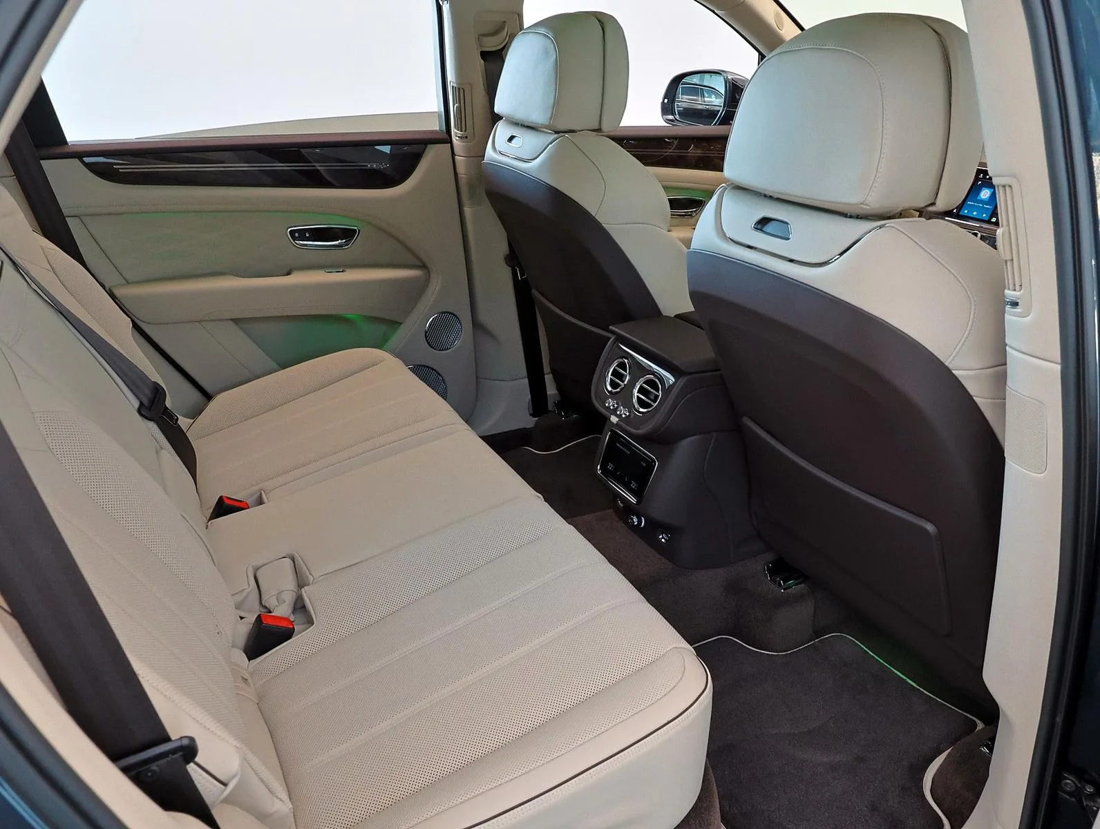 2026 Bentley Bentayga V8 Atelier Edition, 14/24
