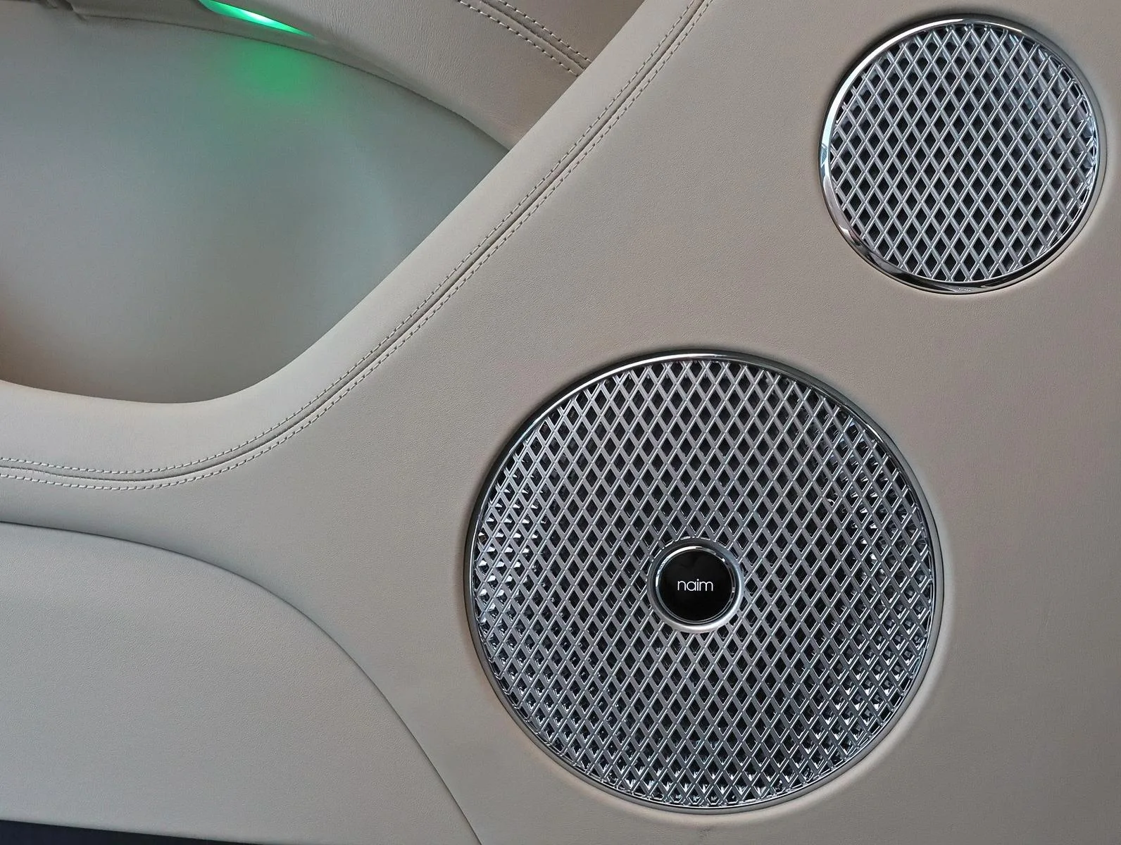2026 Bentley Bentayga V8 Atelier Edition, 17/24