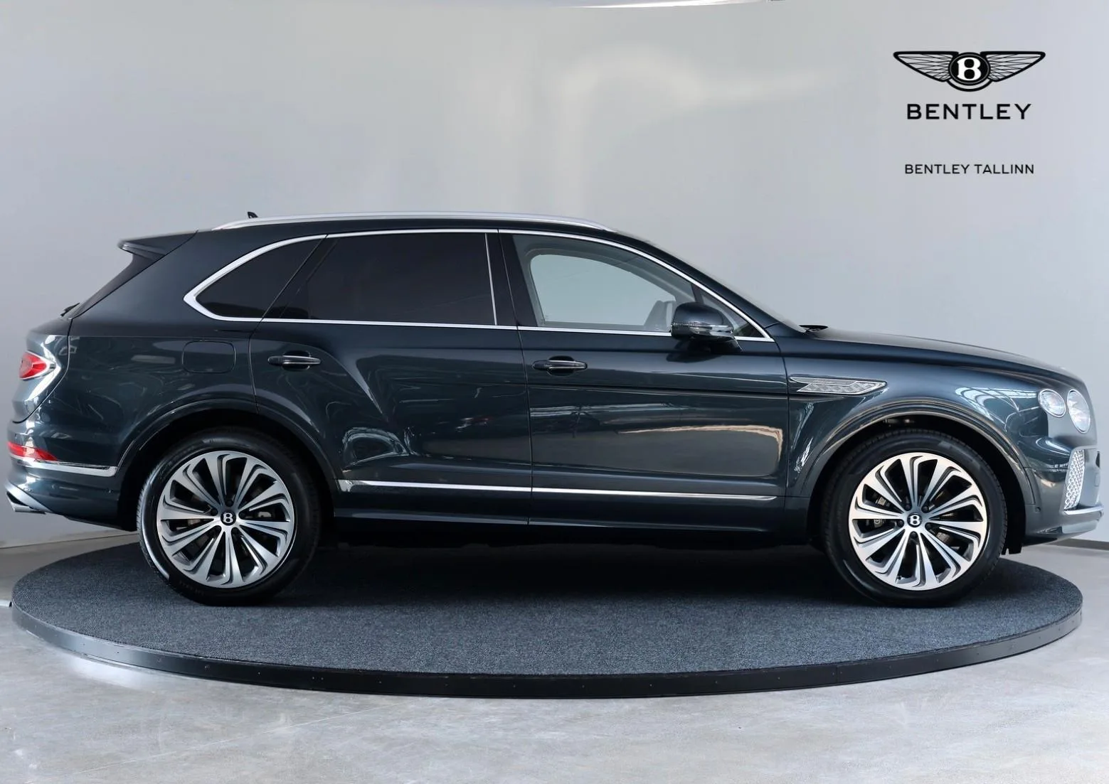 2026 Bentley Bentayga V8 Atelier Edition, 22/24