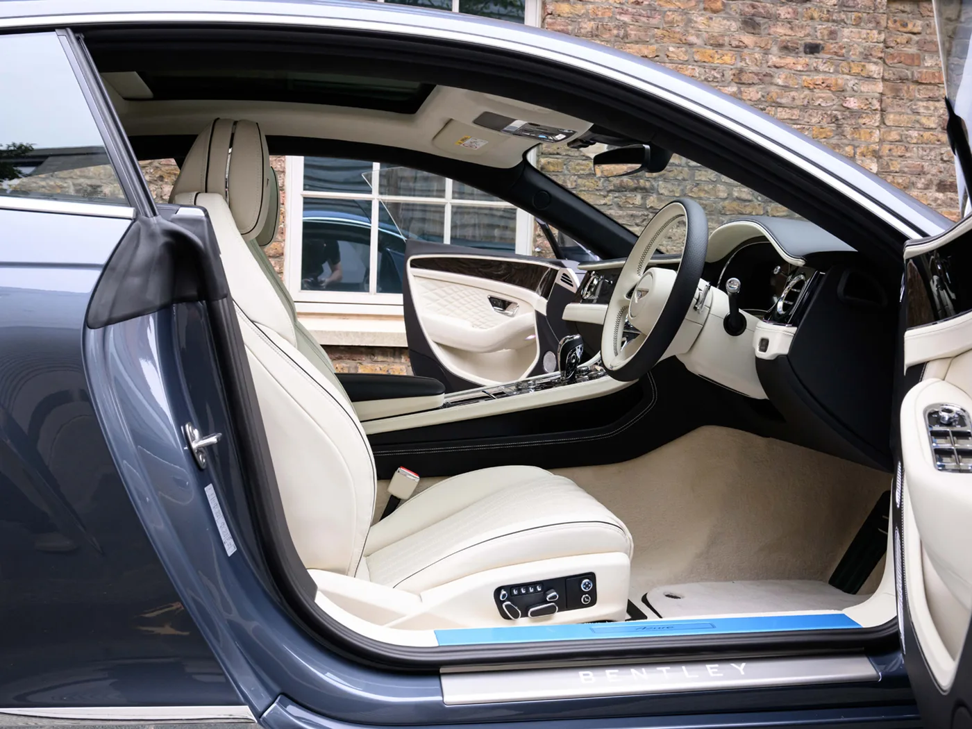 2026 Bentley Continental GT Azure angeboten von einer Vertragshändlergruppe in London, Vereinigtes Königreich, Foto 21 von 25